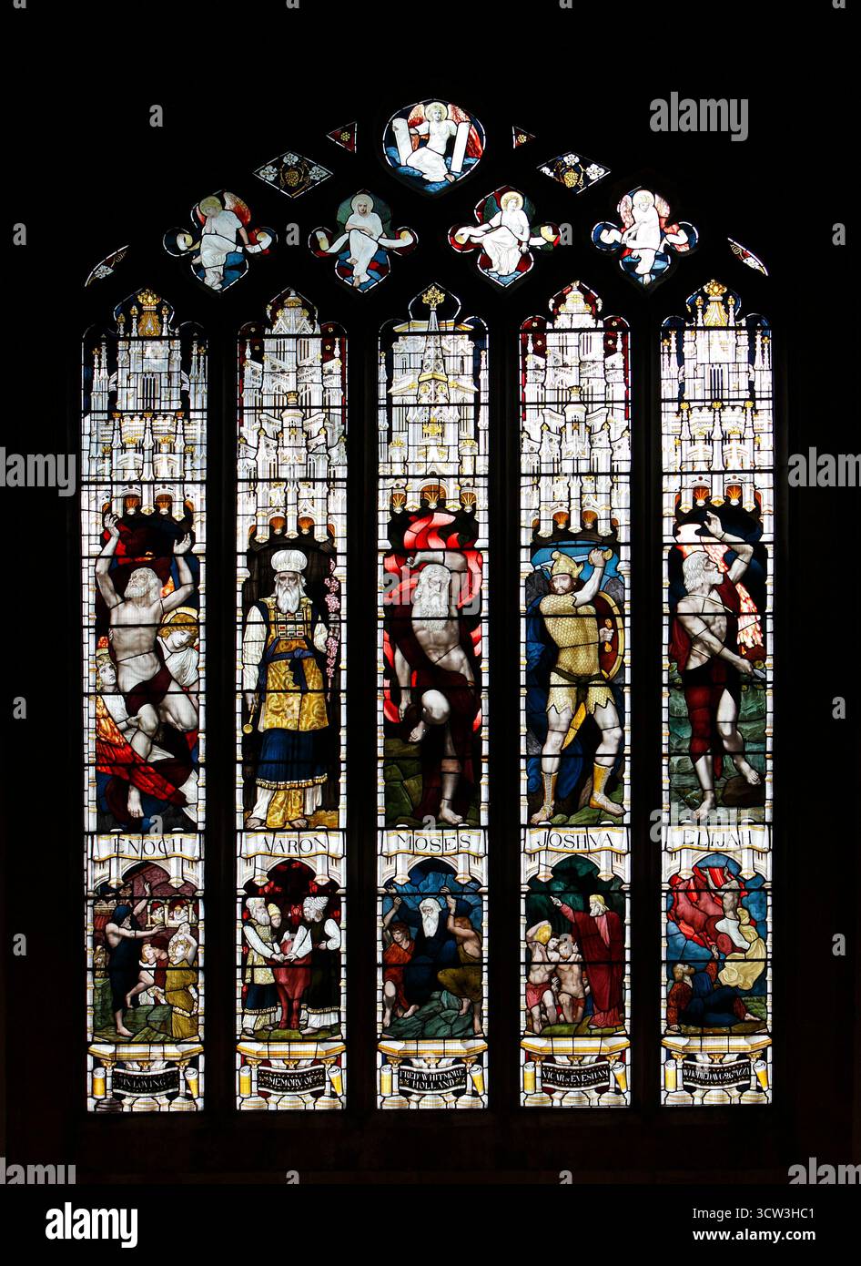 Vetrata colorata con Enoch, Aaron, Moses, Joshua, Elijah. Chiesa parrocchiale di Ognissanti, Evesham Foto Stock