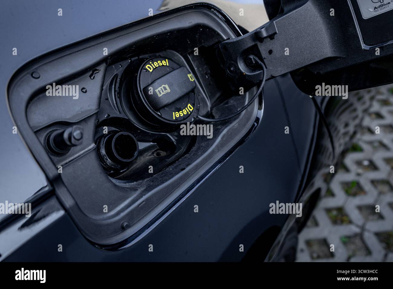 Primo piano dell'area del bocchettone di rifornimento del carburante di un'auto che mostra i tappi del gasolio e dell'AdBlue. Concetto di moderna tecnologia dei motori diesel, riduzione delle emissioni e Foto Stock
