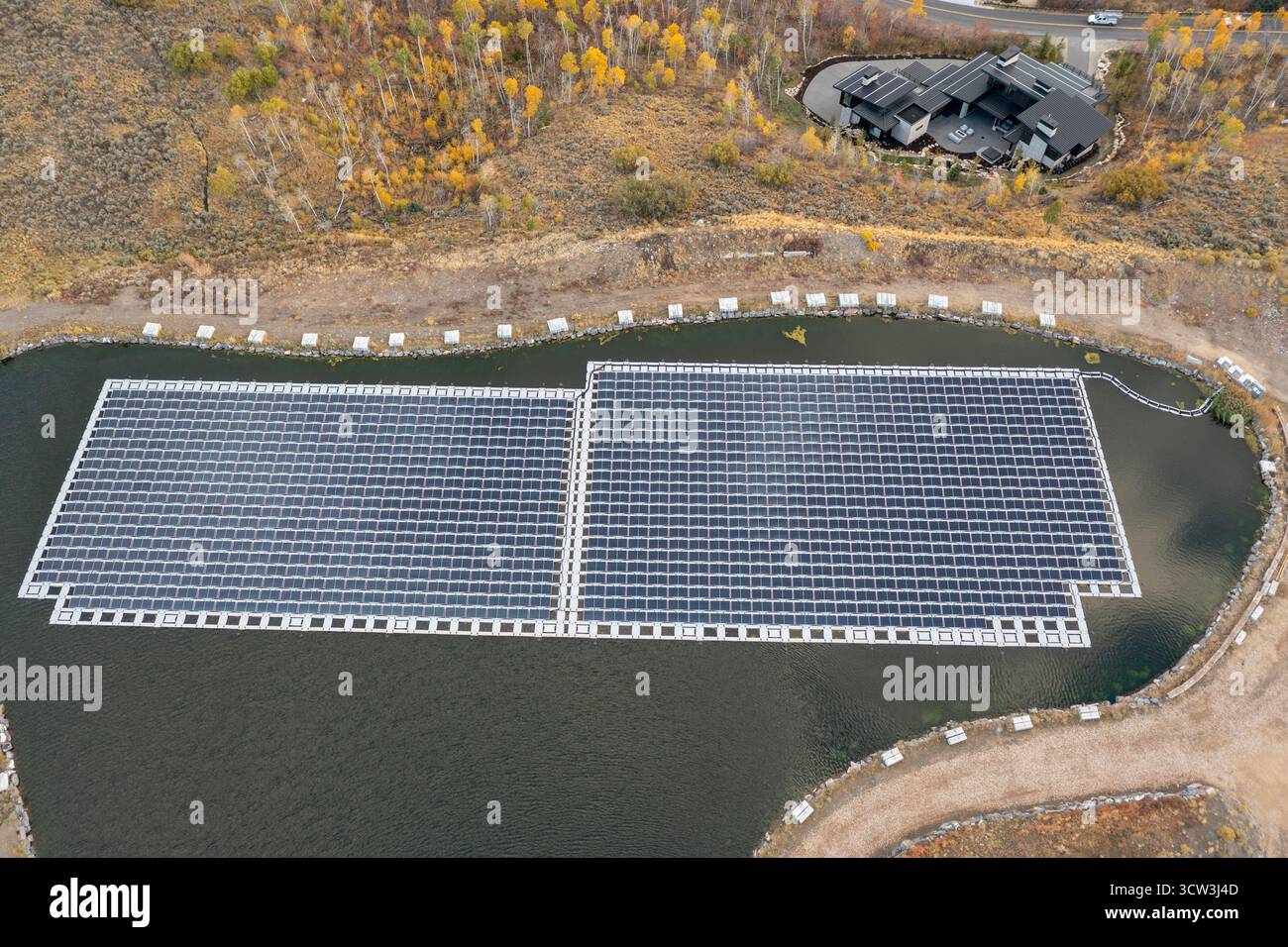 Park City, Utah - i pannelli solari galleggianti forniscono energia all'acqua regionale della montagna. L'array solare si trova sul laghetto di stoccaggio dell'acqua non depurata presso l'acqua utile Foto Stock