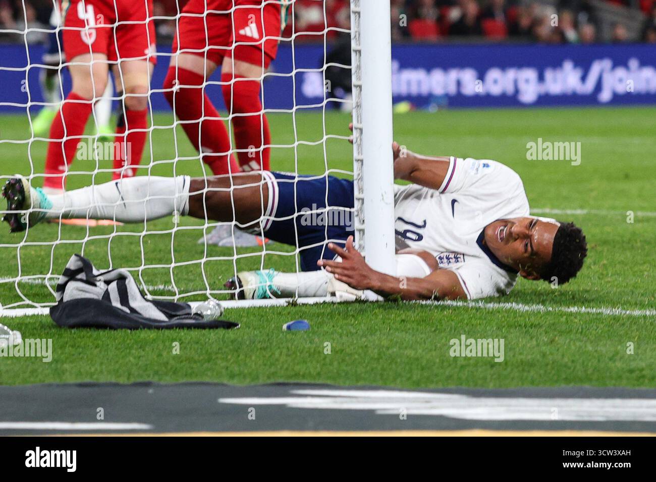 LONDRA, Regno Unito - 9 ottobre 2025: L'Inghilterra Ollie Watkins entra in collisione con la postazione e si ferisce durante l'Alzheimer's Society International match tra Inghilterra e Galles allo stadio di Wembley (credito: Craig Mercer/ Alamy Live News) Foto Stock