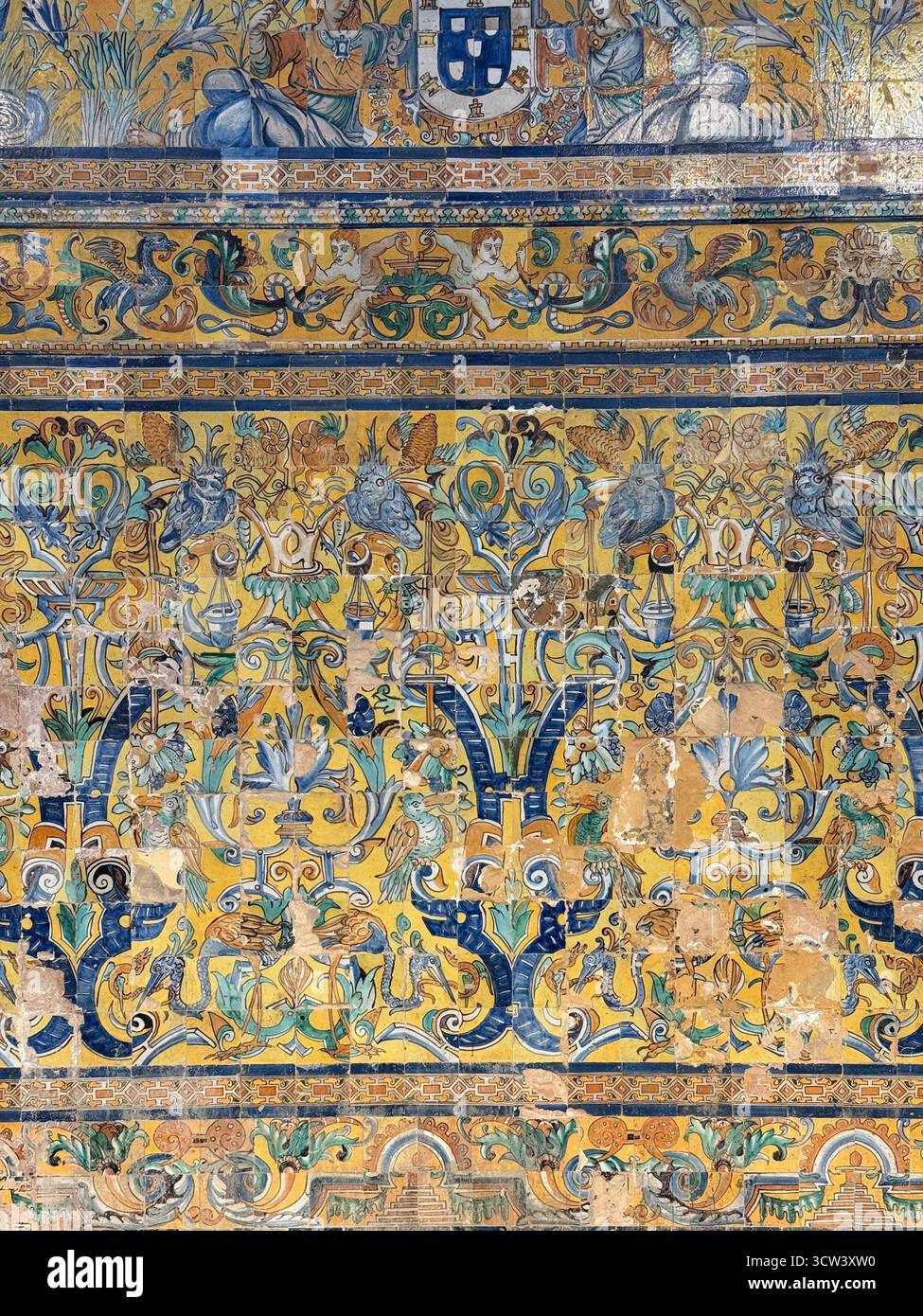 Siviglia, Spagna – 2 ottobre 2025: Motivi decorativi in ceramica all'interno del Alcázar reale Foto Stock