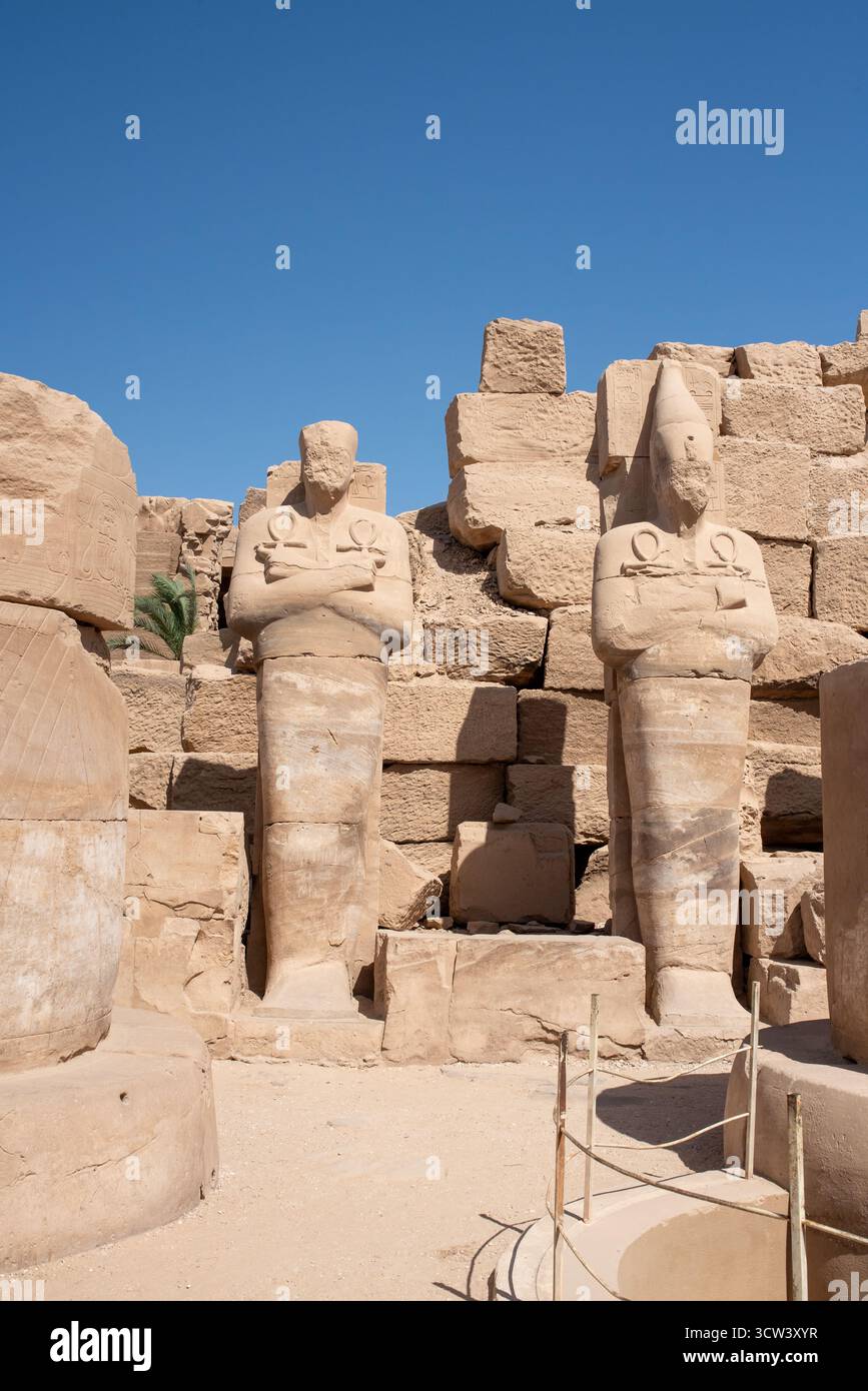 Antico tempio egizio con statue di faraoni e dettagliati geroglifici sotto il luminoso sole di maggio, Egitto, Nord Africa. Foto Stock