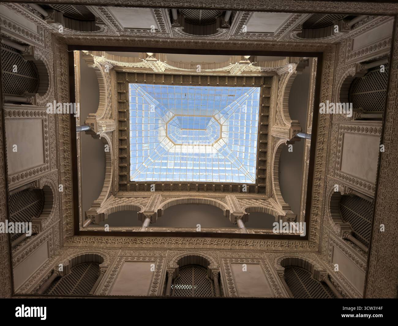 Siviglia, Spagna - 2 ottobre 2025: Soffitto del cortile e lucernario all'interno del Royal Alcázar Foto Stock