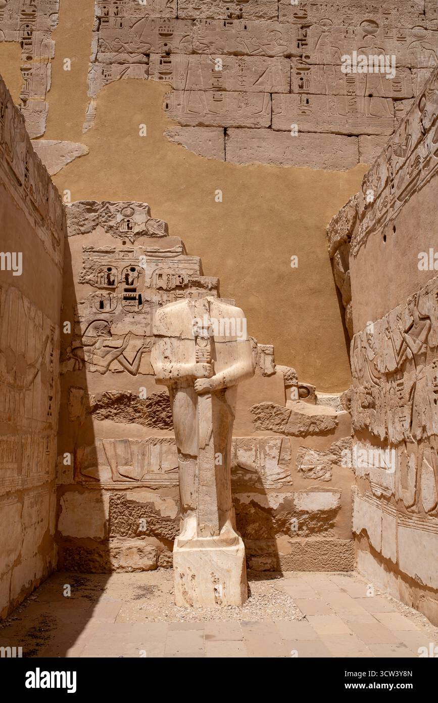Antico tempio egizio con statue di faraoni e dettagliati geroglifici sotto il luminoso sole di maggio, Egitto, Nord Africa. Foto Stock