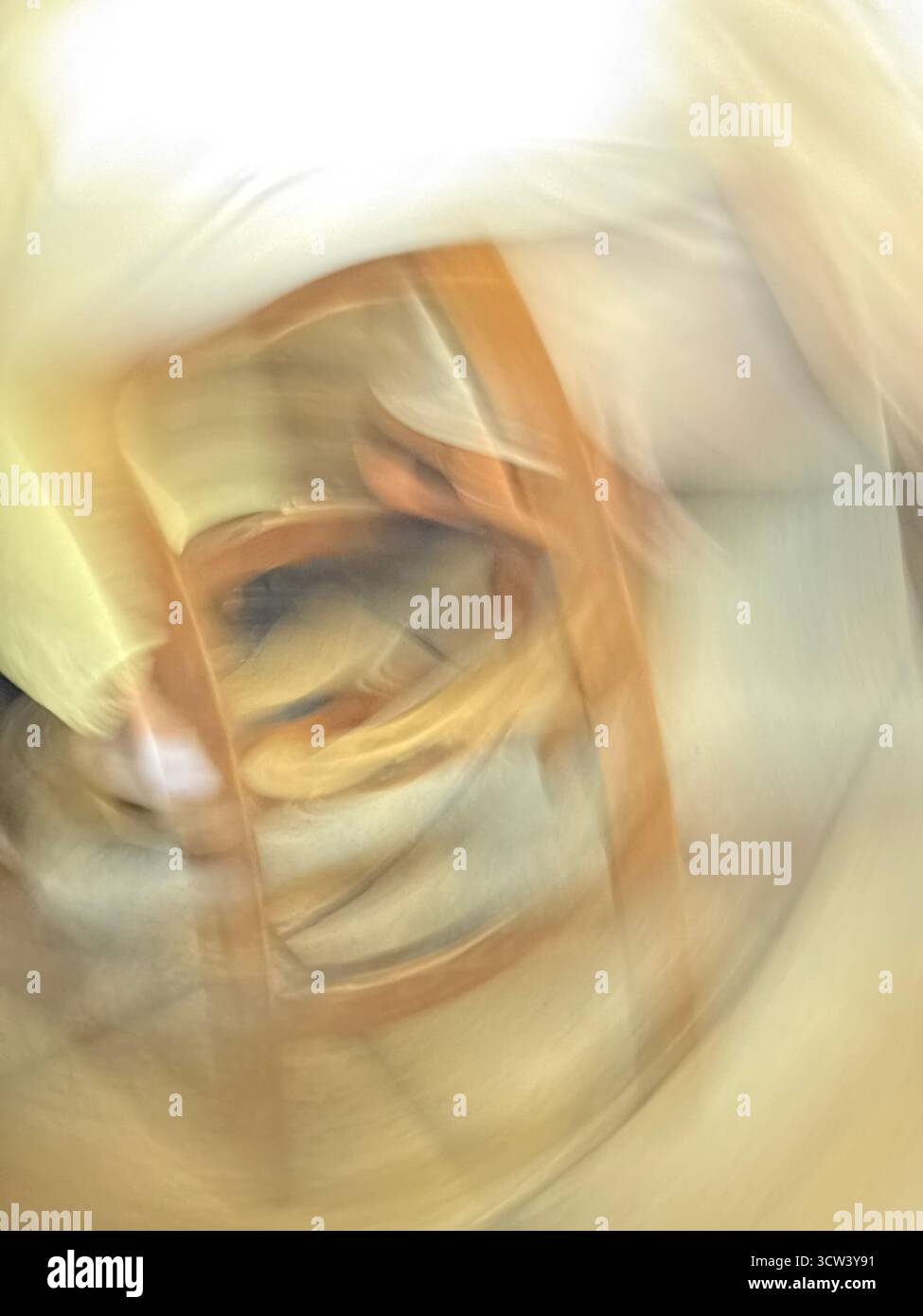 Sfocatura del movimento astratto della sedia in legno Foto Stock