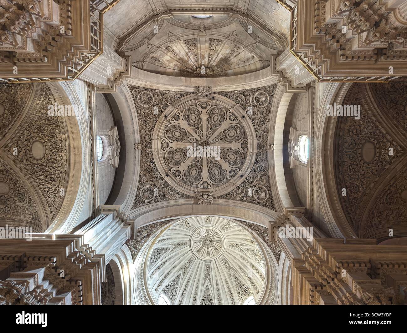 Granada, Spagna – 2 ottobre 2025: Architettura degli interni della cattedrale Foto Stock
