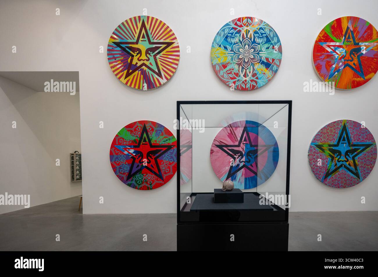 Londra, Regno Unito, 9 ottobre 2025, Triple Trouble: When Icons Collide at Newport Street Gallery va dal 10 ottobre 2025 al 29 marzo 2026. Curata da Connor Hirst, la mostra unisce Shepard Fairey, Damien Hirst e Invader in sei gallerie, mostrando dipinti, sculture e mosaici che uniscono i loro stili iconici in un'audace esplorazione dell'arte, della collaborazione e del commento culturale., Andrew Lalchan Photography/Alamy Live News Foto Stock