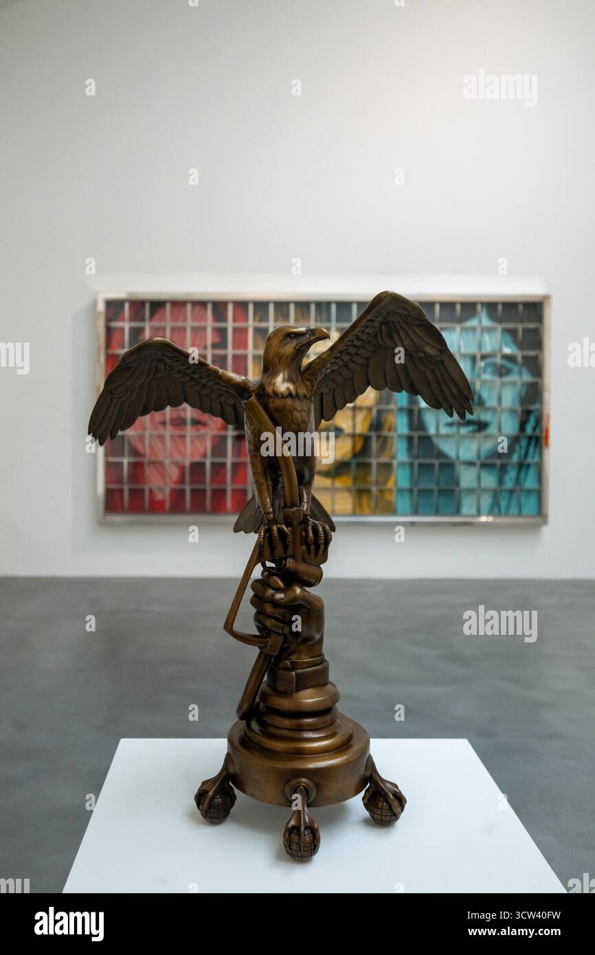 Londra, Regno Unito, 9 ottobre 2025, Triple Trouble: When Icons Collide at Newport Street Gallery va dal 10 ottobre 2025 al 29 marzo 2026. Curata da Connor Hirst, la mostra unisce Shepard Fairey, Damien Hirst e Invader in sei gallerie, mostrando dipinti, sculture e mosaici che uniscono i loro stili iconici in un'audace esplorazione dell'arte, della collaborazione e del commento culturale., Andrew Lalchan Photography/Alamy Live News Foto Stock