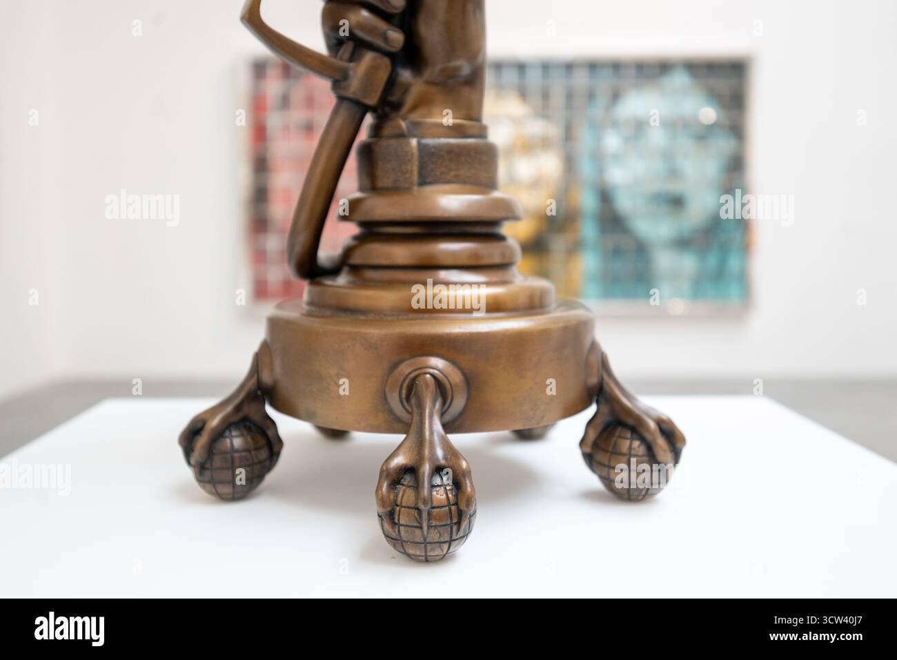 Londra, Regno Unito, 9 ottobre 2025, Triple Trouble: When Icons Collide at Newport Street Gallery va dal 10 ottobre 2025 al 29 marzo 2026. Curata da Connor Hirst, la mostra unisce Shepard Fairey, Damien Hirst e Invader in sei gallerie, mostrando dipinti, sculture e mosaici che uniscono i loro stili iconici in un'audace esplorazione dell'arte, della collaborazione e del commento culturale., Andrew Lalchan Photography/Alamy Live News Foto Stock