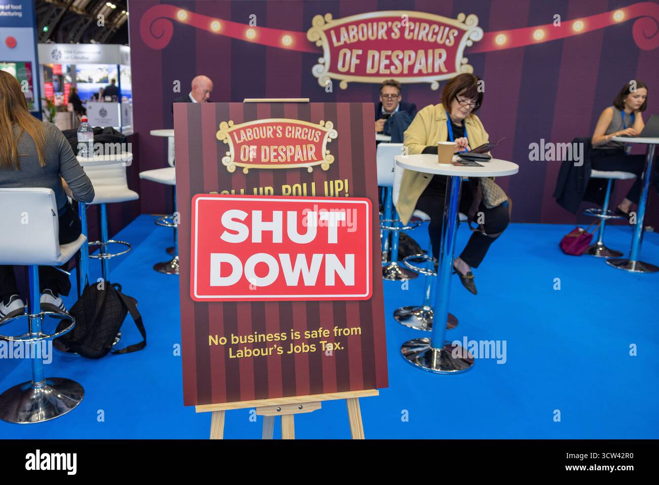 Manchester, Regno Unito. 7 OTTOBRE 2025. Il cartello "Chiudi" al circo laburista della disperazione il terzo giorno della Conferenza del partito conservatore tenutasi al Manchester Central Convention Center. Credito Milo Chandler/Alamy Live News Foto Stock