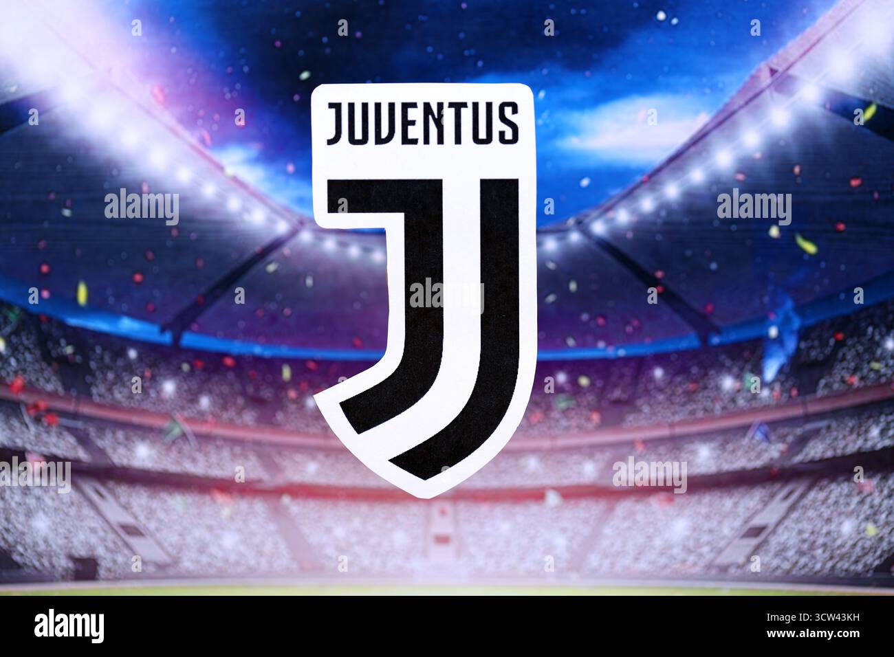 KIEV, UCRAINA - 23 FEBBRAIO 2025 il badge della squadra di calcio della Juventus FC si trova sullo sfondo dello stadio di calcio Foto Stock