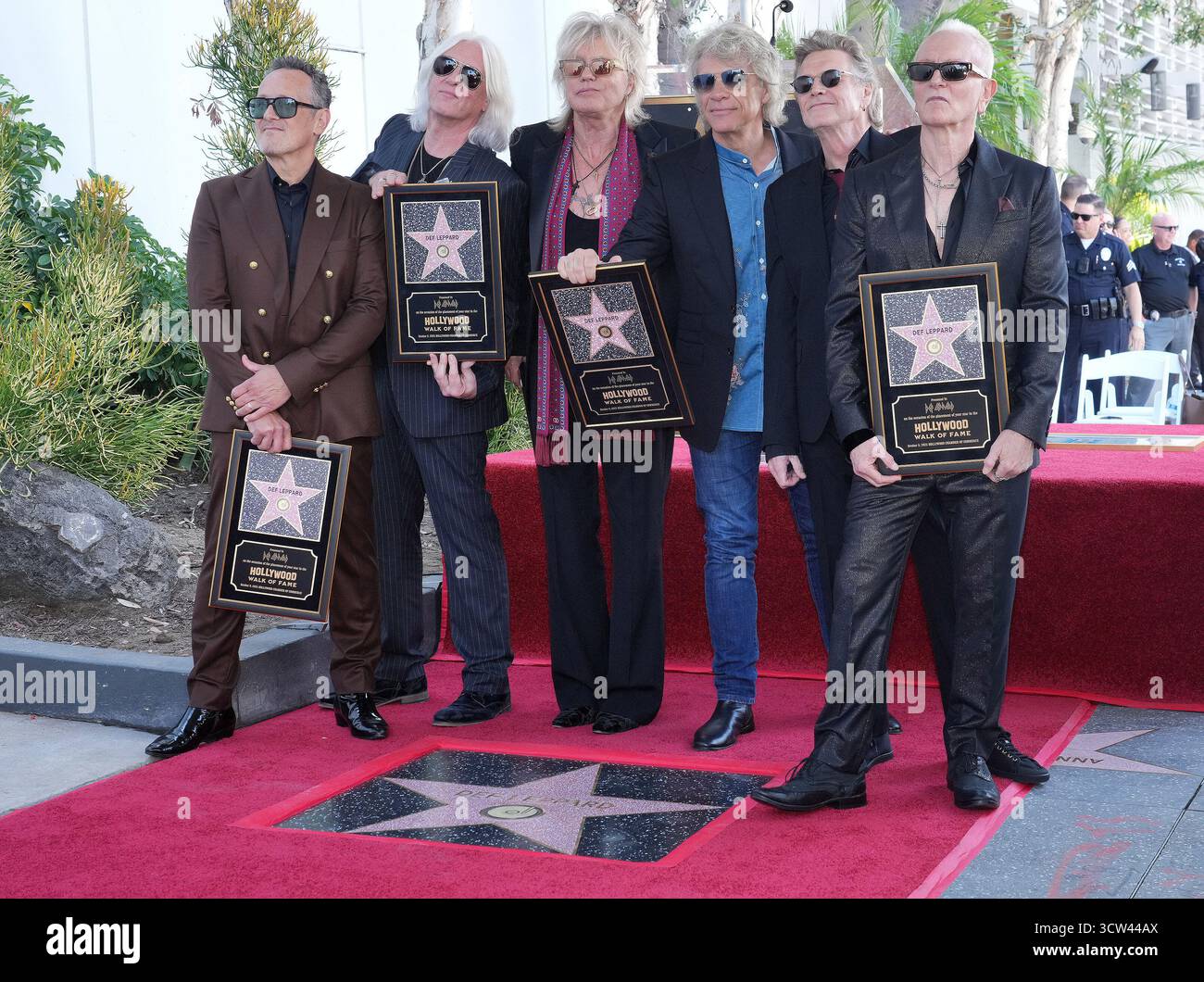 Los Angeles, Stati Uniti. 09 ottobre 2025. (L-R) Vivian Campbell, Joe Elliott, Rick Savage, Jon Bon Jovi, Rick Allen e Phil Collen al DEF Leppard premiato con Star alla Hollywood Walk of Fame Ceremony tenutasi di fronte alla Capital Records a Hollywood, CALIFORNIA, giovedì 9 ottobre 2025. (Foto di Sthanlee B. Mirador/Sipa USA) credito: SIPA USA/Alamy Live News Foto Stock