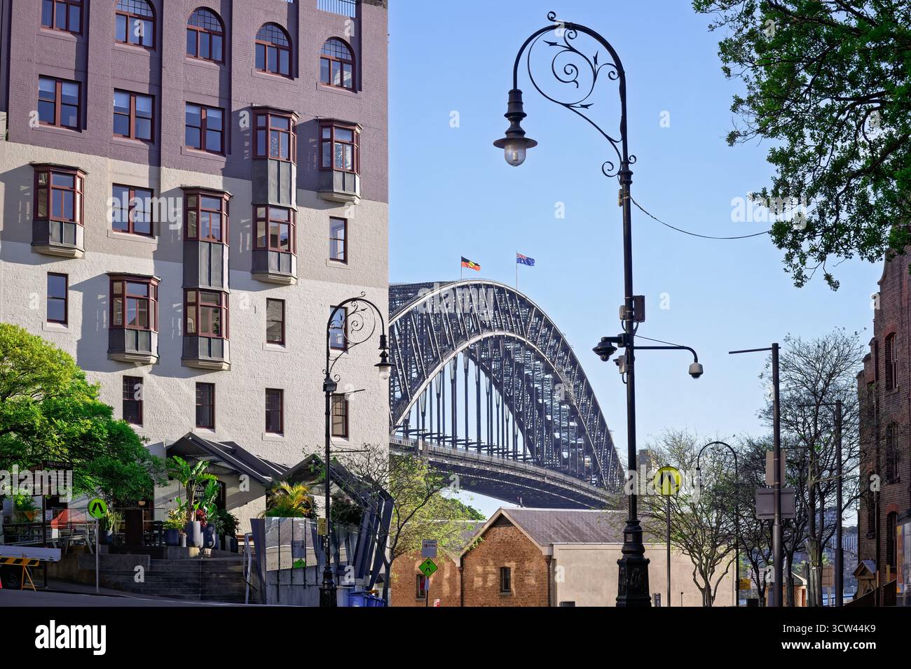 Vista del Sydney Harbour Bridge dal sobborgo Streets of the Rocks, paesaggio urbano della città, settembre 2025 Foto Stock