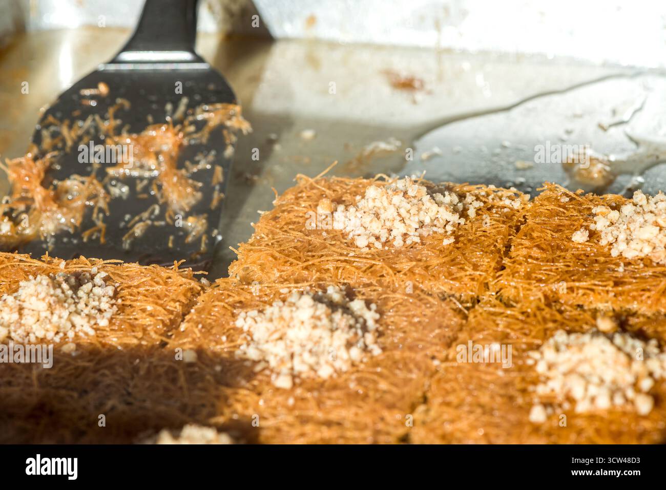 Il baklava è un dolce a strati fatto di pasta filo, ripieno di noci tritate e addolcito con sciroppo o miele Foto Stock