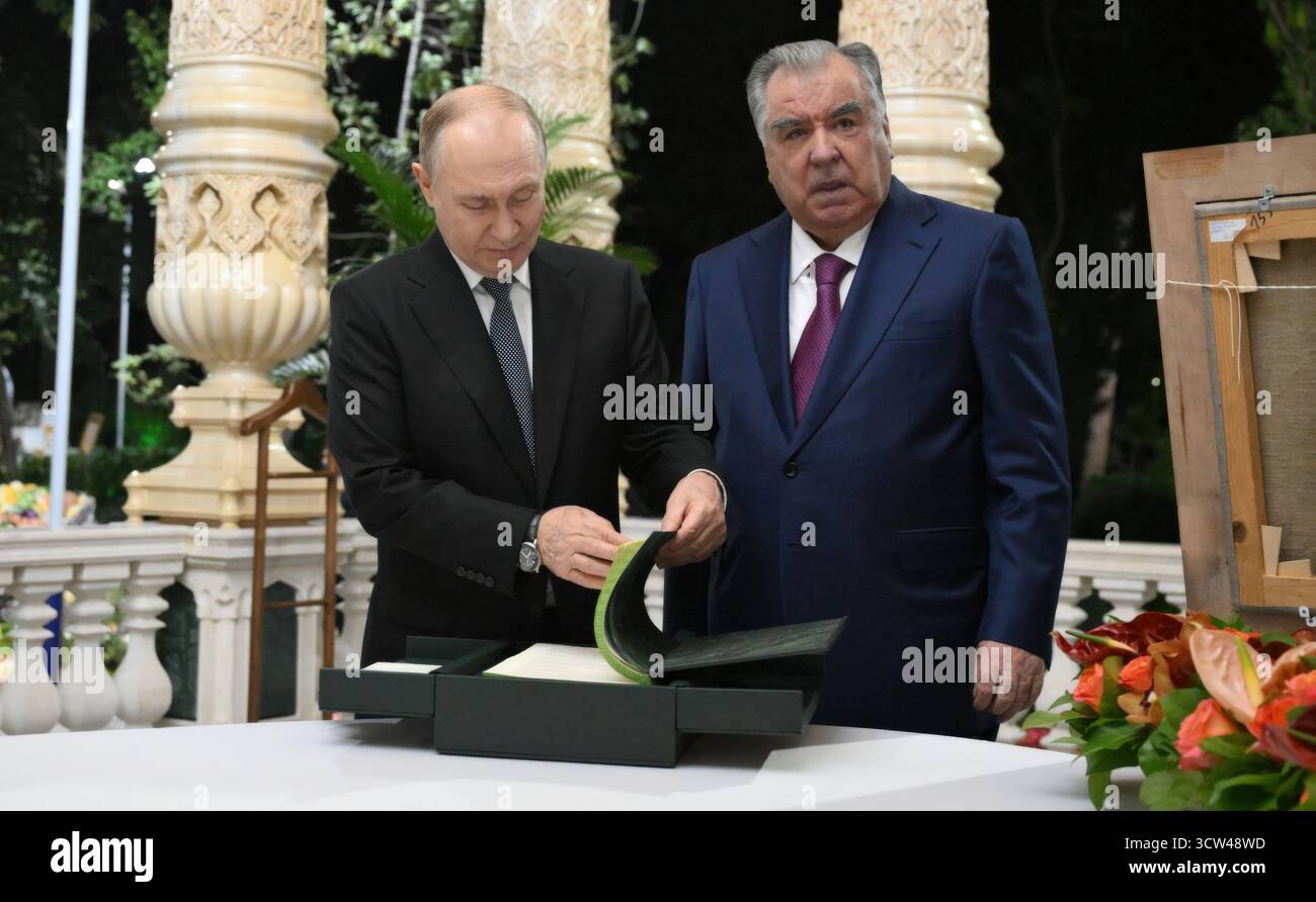 Dushanbe, Tagikistan. 09 ottobre 2025. Il presidente russo Vladimir Putin, a sinistra, guarda il libro degli ospiti insieme al presidente tagiko Emomali Rakhmon, a destra, prima di una cena informale presso l'Iram Botanical Garden, 8 ottobre 2025 a Dushanbe, Tagikistan. Putin è in Tagikistan per il secondo vertice dell'Asia centrale. Crediti: Grigory Sysoev/piscina del Cremlino/Alamy Live News Foto Stock