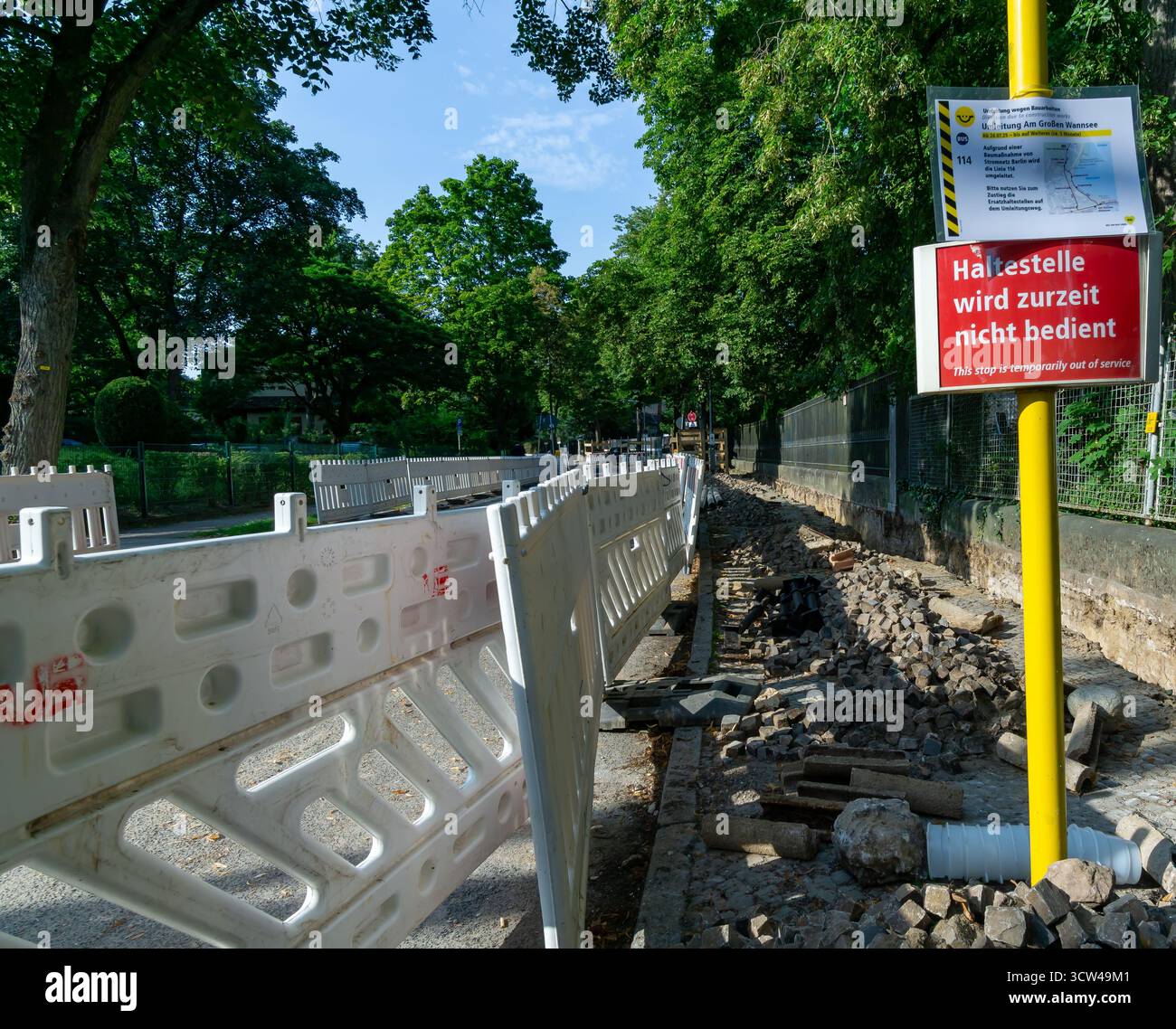 Una fermata dell'autobus a Wannsee, Berlino, segnalata come temporaneamente fuori servizio durante la costruzione di strade in un giorno di sole estate. Foto Stock