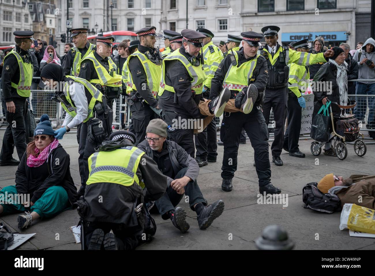 I manifestanti si preparano ad essere arrestati a Trafalgar Square mentre centinaia di persone si riuniscono per le continue proteste sulla “Palestina Action” da quando il gruppo è stato proscritto Foto Stock