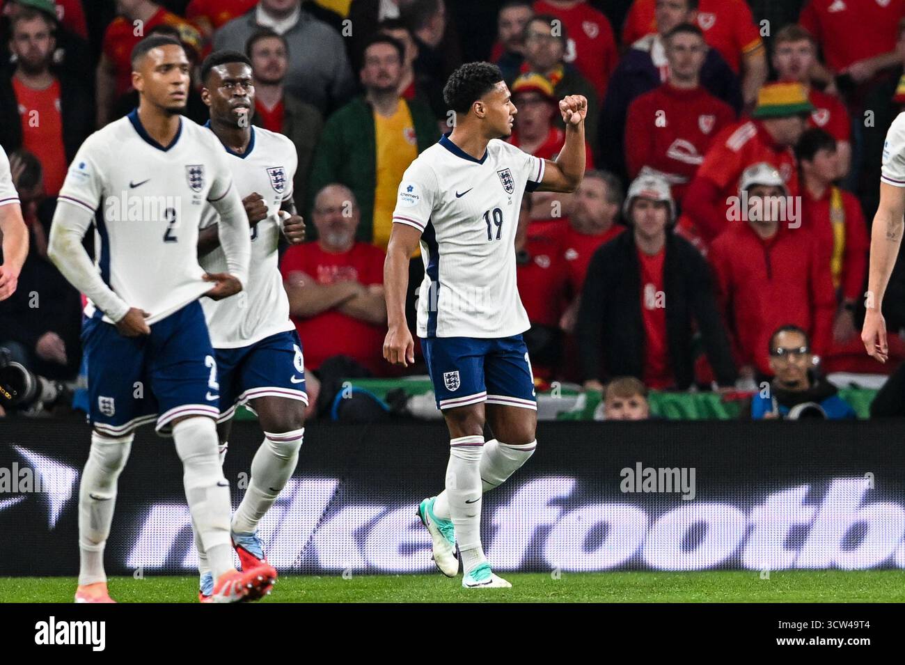 Ollie Watkins (19 Inghilterra) fa un gesto alla folla dopo aver segnato il secondo gol dell'Inghilterra durante l'amichevole internazionale tra Inghilterra e Galles allo Stadio di Wembley, Londra, giovedì 9 ottobre 2025. (Foto: Kevin Hodgson | mi News) crediti: MI News & Sport /Alamy Live News Foto Stock