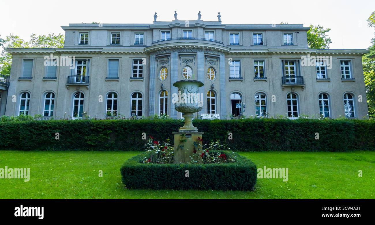 Vista grandangolare del giardino posteriore della Casa della Conferenza Wannsee (Haus der Wannsee-Konferenz) a Berlino Wannsee, Germania. Foto Stock