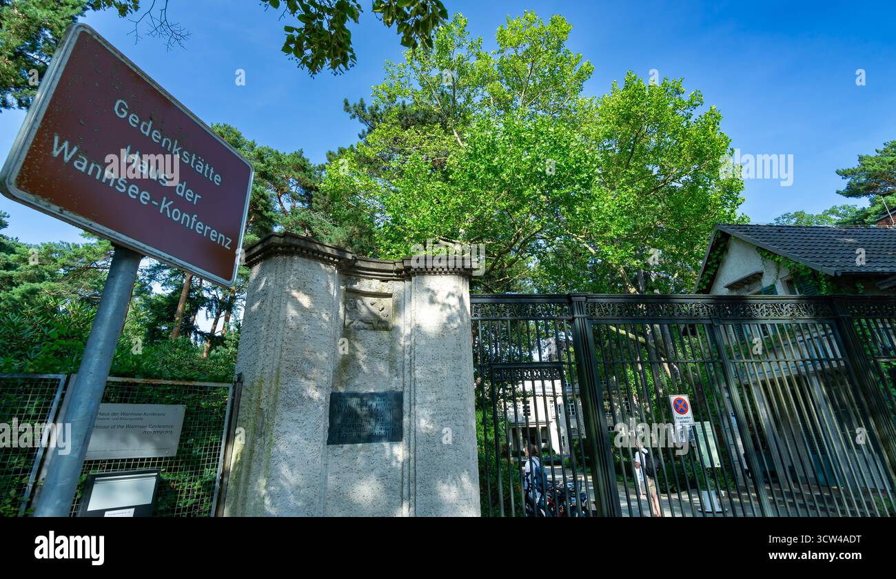 Ingresso e cartello storico presso il Memoriale e sito educativo della Conferenza Wannsee (Haus der Wannsee-Konferenz) a Berlino-Wannsee Foto Stock