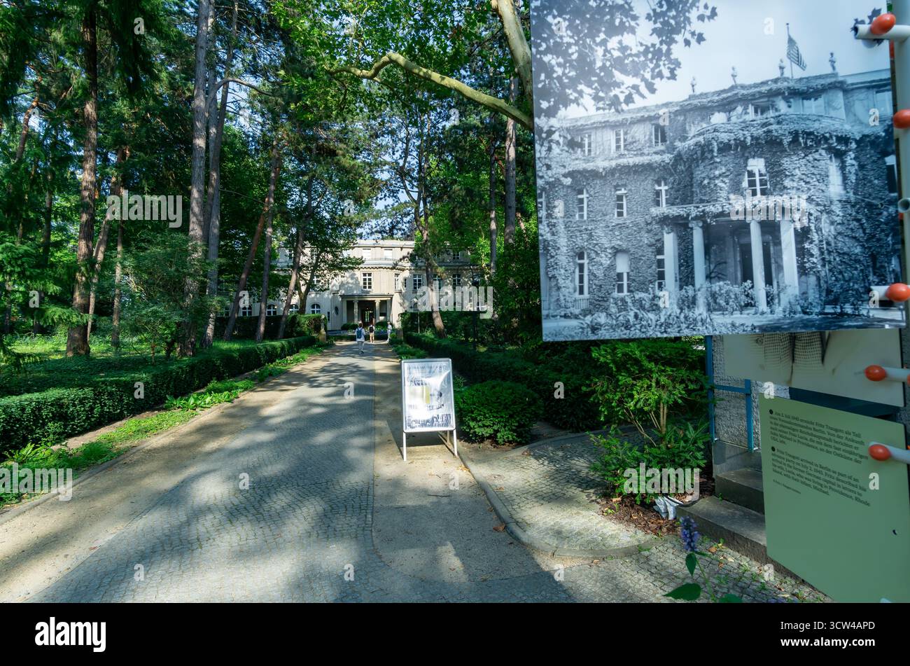 Mostra fotografica storica e percorso d'ingresso al memoriale della Casa della Conferenza di Wannsee (Haus der Wannsee-Konferenz) a Berlino Wannsee, Germania Foto Stock