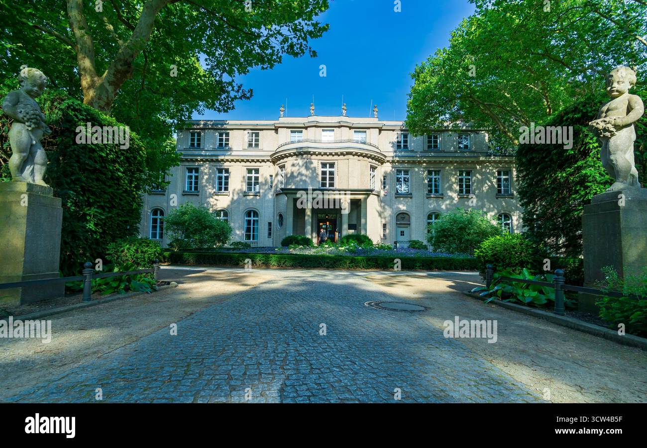 Vista frontale del memoriale della Casa della Conferenza di Wannsee (Haus der Wannsee-Konferenz) a Berlino Wannsee, Germania Foto Stock