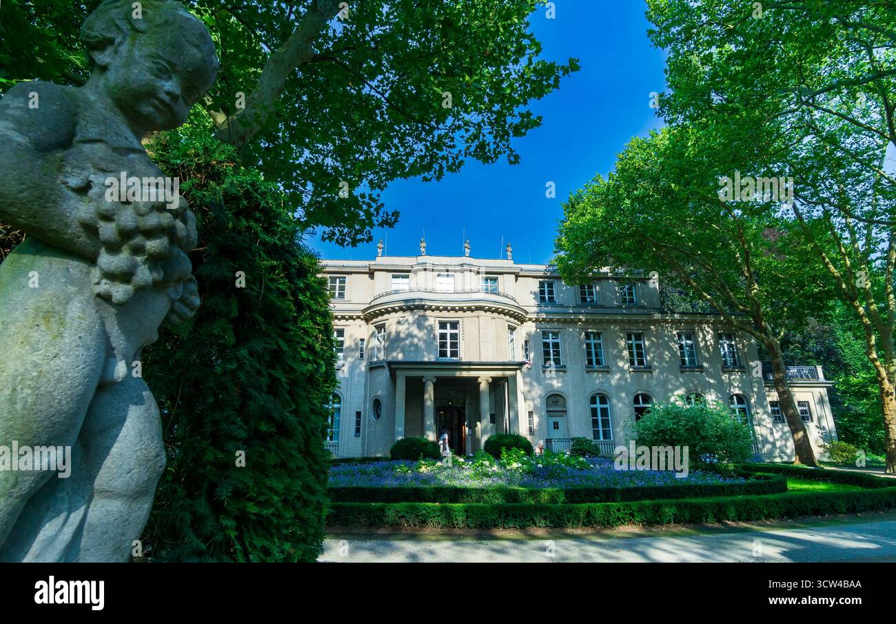 Scultura e facciata del memoriale della Casa della Conferenza di Wannsee (Haus der Wannsee-Konferenz) a Berlino Wannsee, Germania Foto Stock