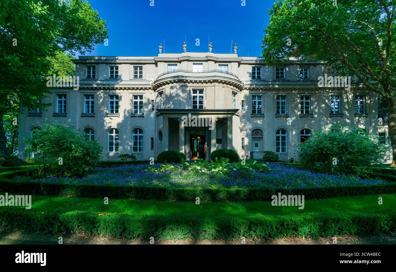 Vista frontale del memoriale della Casa della Conferenza di Wannsee (Haus der Wannsee-Konferenz) a Berlino Wannsee, Germania Foto Stock