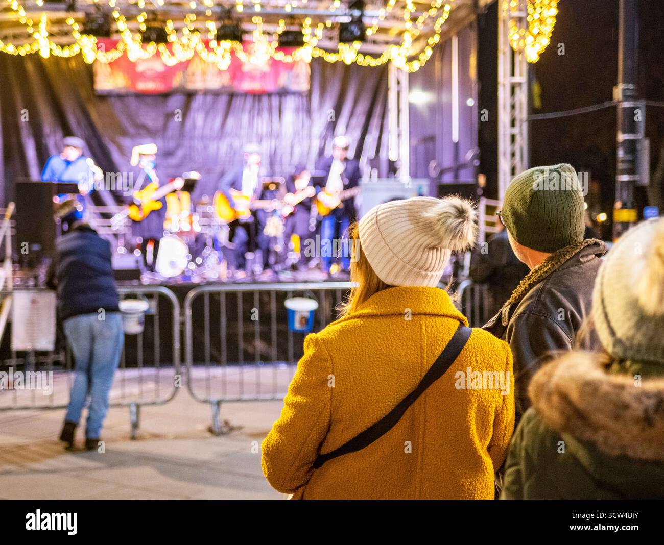 Worcestershire, Inghilterra - novembre 29 2024: Una band locale suona su un palcoscenico temporaneo, in Cathedral Square, di fronte al monumento storico nell'orecchio Foto Stock