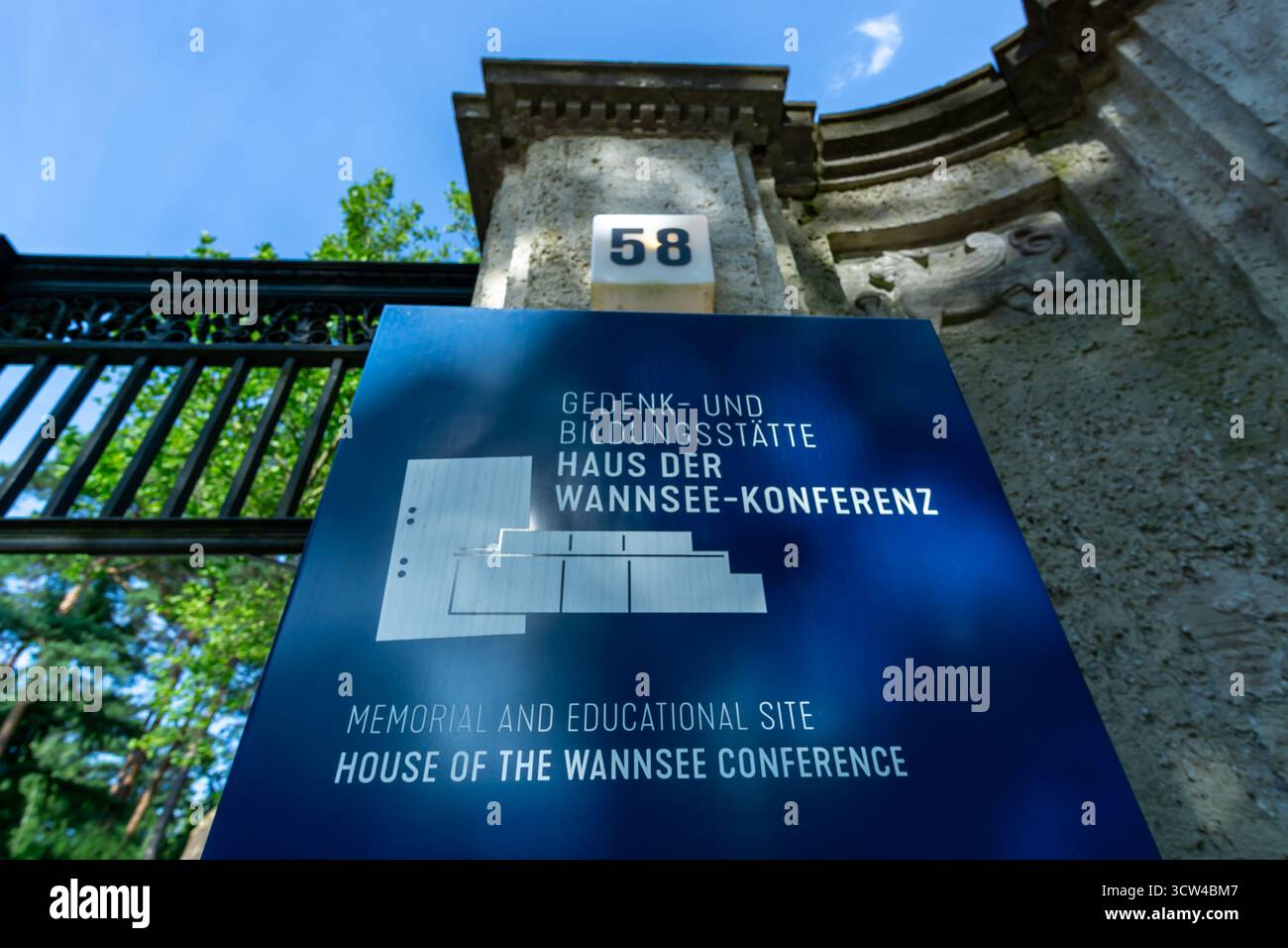 Memoriale e sito educativo Casa della Conferenza di Wannsee (Haus der Wannsee-Konferenz) firma a Berlino Wannsee Foto Stock