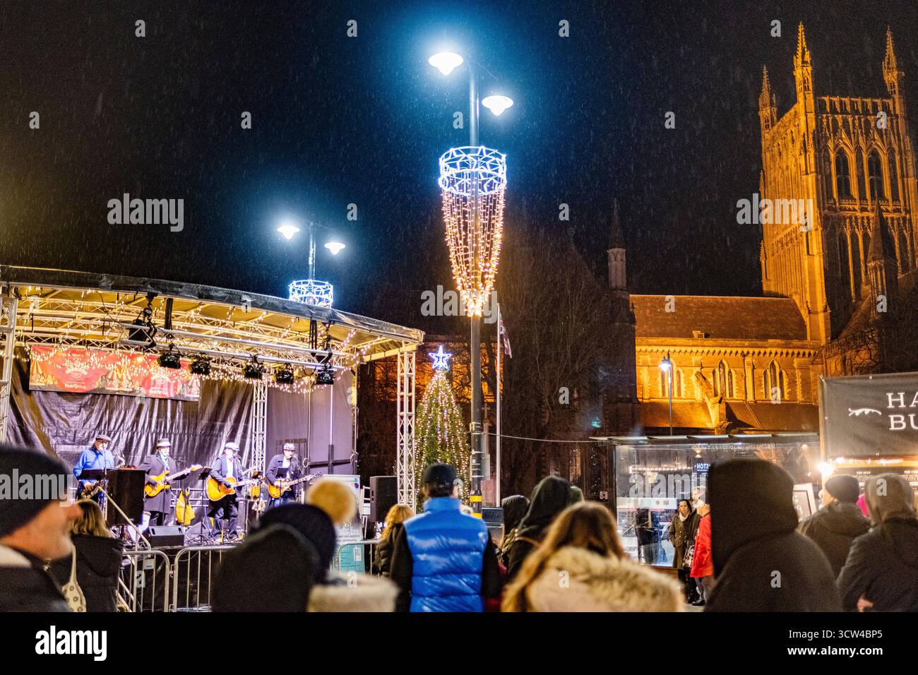 Worcestershire, Inghilterra - novembre 29 2024: Una band locale suona su un palcoscenico temporaneo, in Cathedral Square, di fronte al monumento storico nell'orecchio Foto Stock