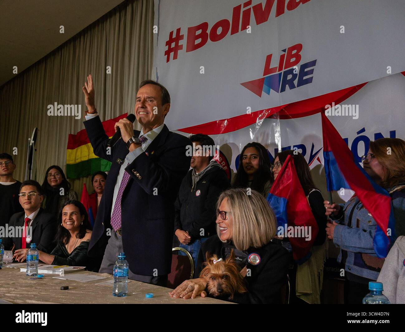 Jorge "Tuto" Quiroga, candidato presidenziale per il partito politico Libre, parla ai giovani sostenitori insieme a sua moglie, Milena Dobronic. - Immagine stock catturata con smartphone