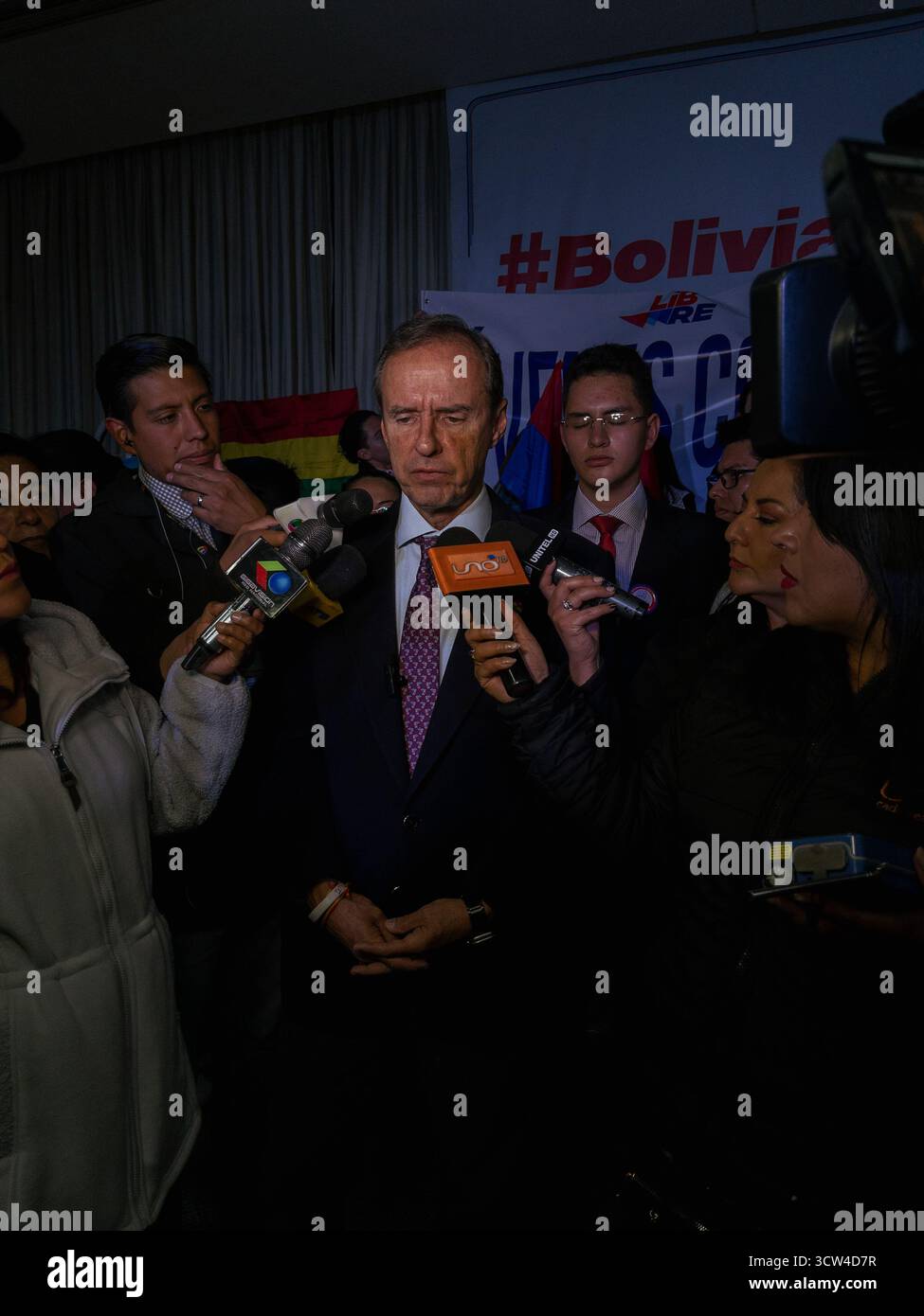 Jorge "Tuto" Quiroga, candidato presidenziale per il partito politico Libre alle elezioni del 2025, parla ai giornalisti dopo un evento elettorale a la Paz. - Immagine stock catturata con smartphone