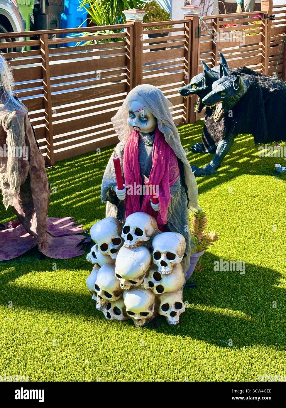 Creepy Doll e Skull Pile Halloween Decoration Foto Stock