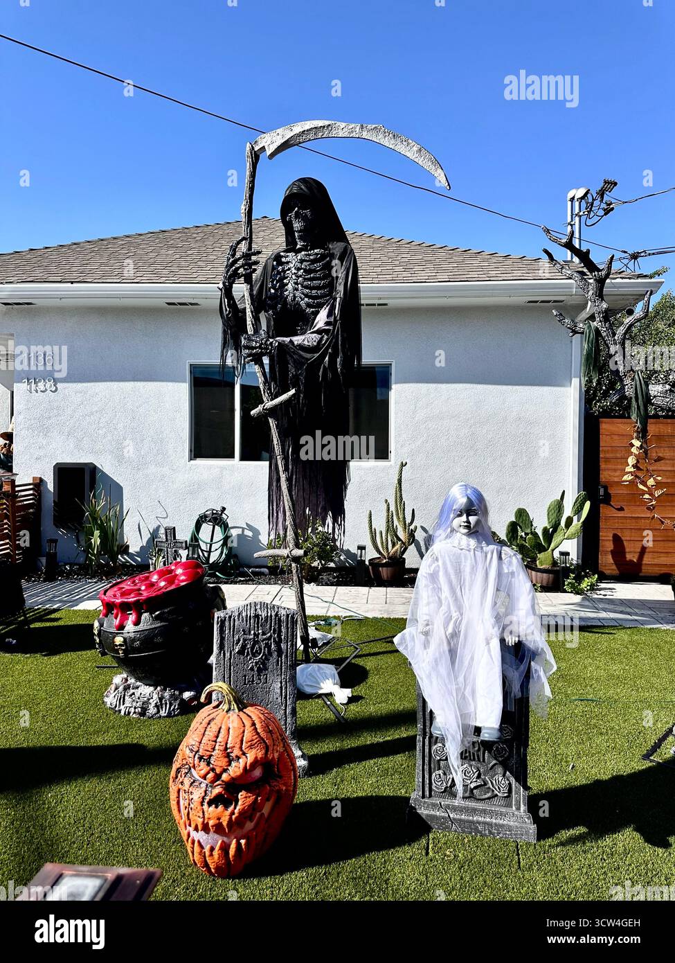 Grim Reaper e Ghost Girl Halloween display in California Foto Stock