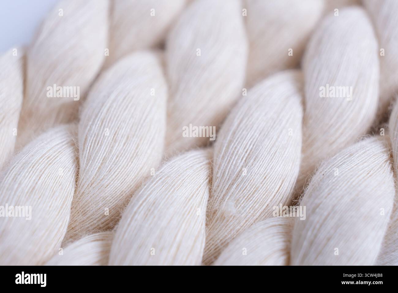 Primo piano di una corda di cotone naturale. Corda di cotone spessa che mostra dettagli di fili e fibre, macro shot Foto Stock