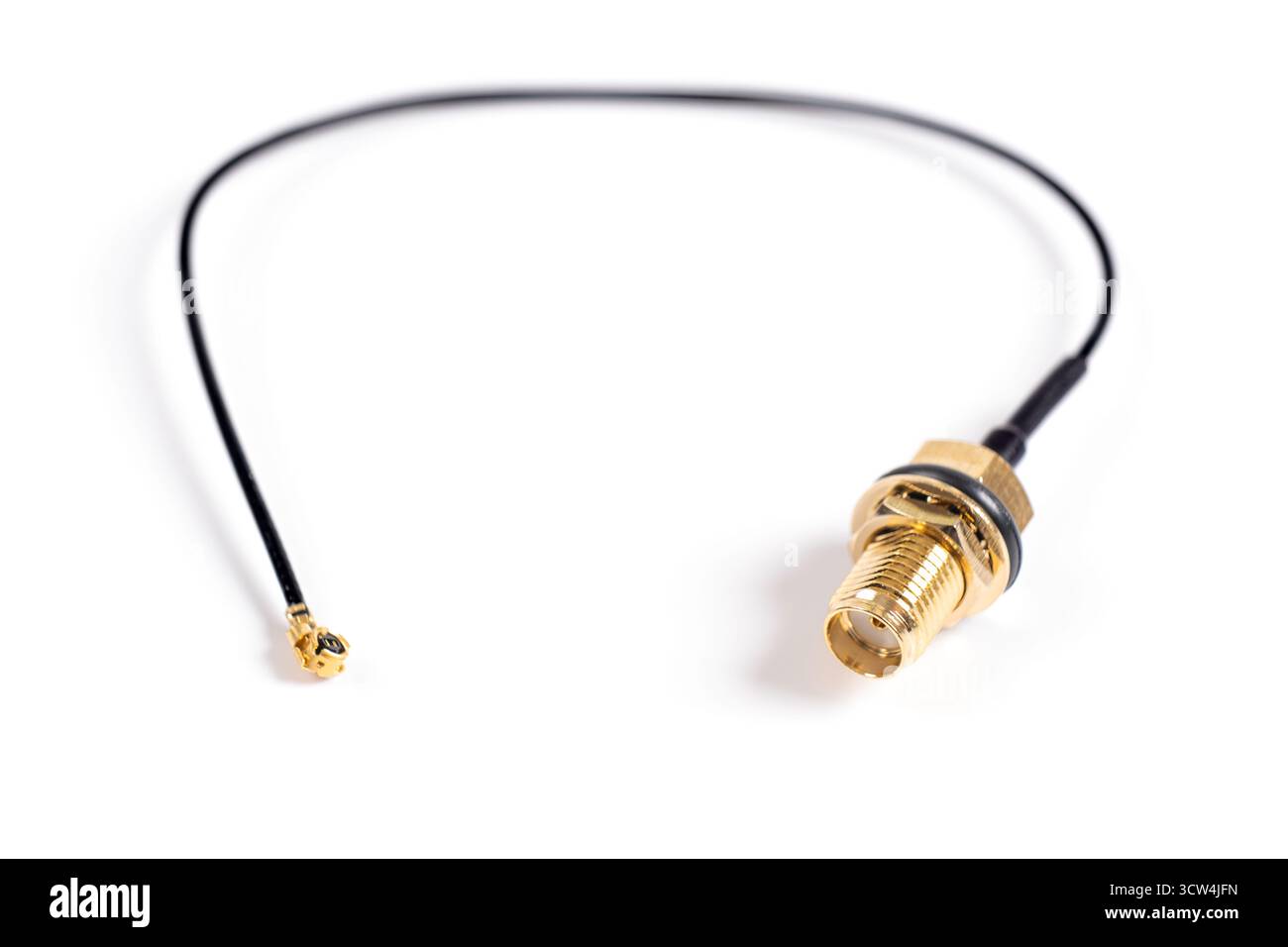 Cavo di interfaccia adattatore RF da SMA a uFL isolato su sfondo bianco. Cavo coassiale dell'antenna con connettori. Concetto di apparecchiature di comunicazione, primo piano Foto Stock