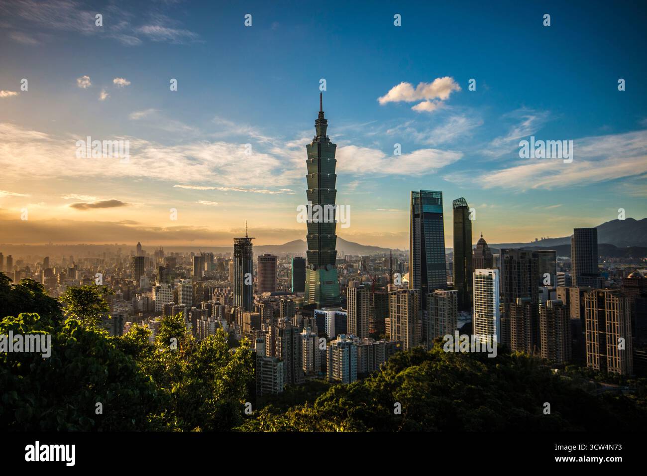 Taipei 101 a Taiwan al tramonto, ex torre più alta del mondo. Foto Stock
