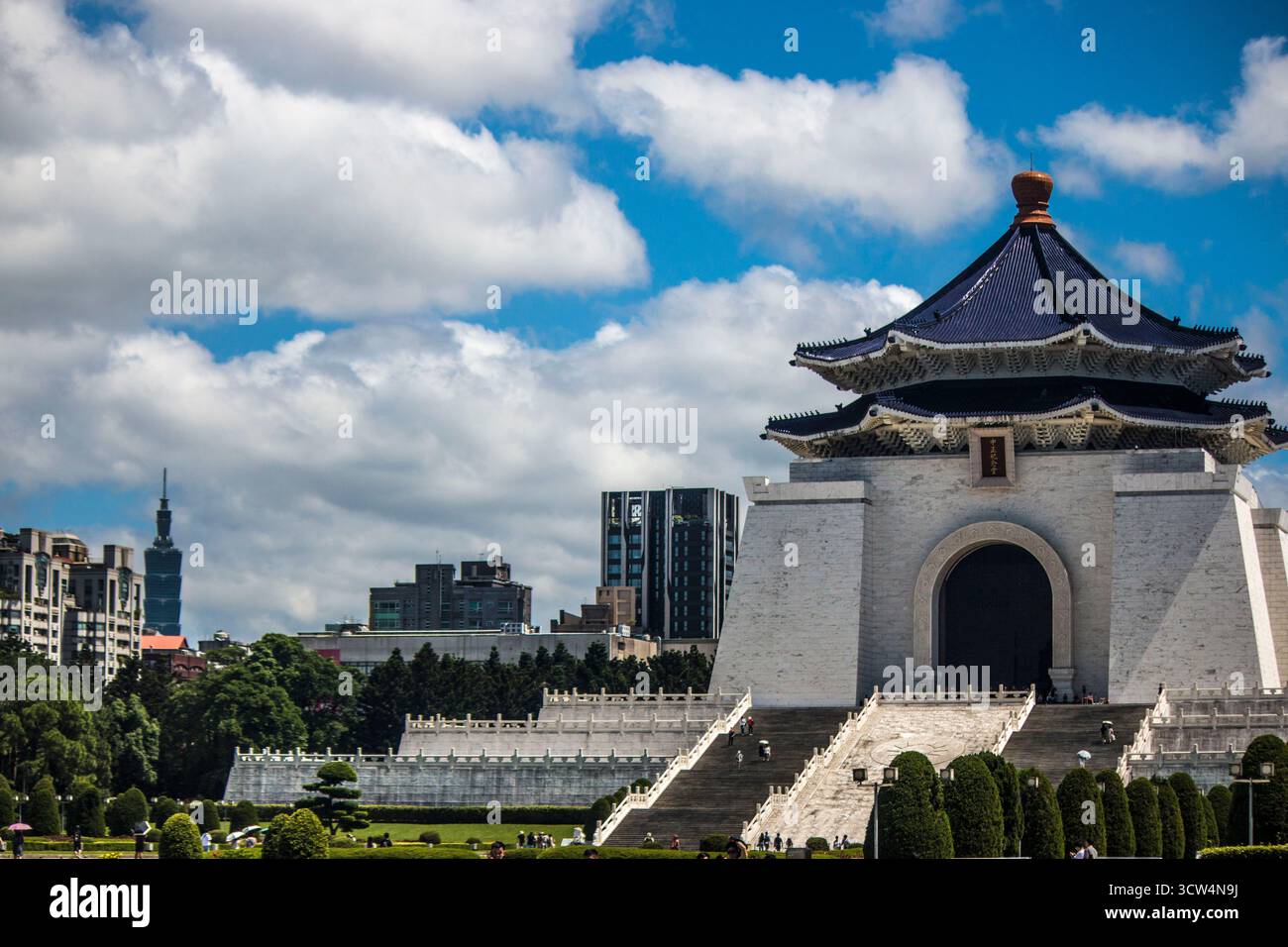 L'edificio commemorativo di Chiang Kai Shek a Taipei, Taiwan, con Taipei 101 sullo sfondo Foto Stock