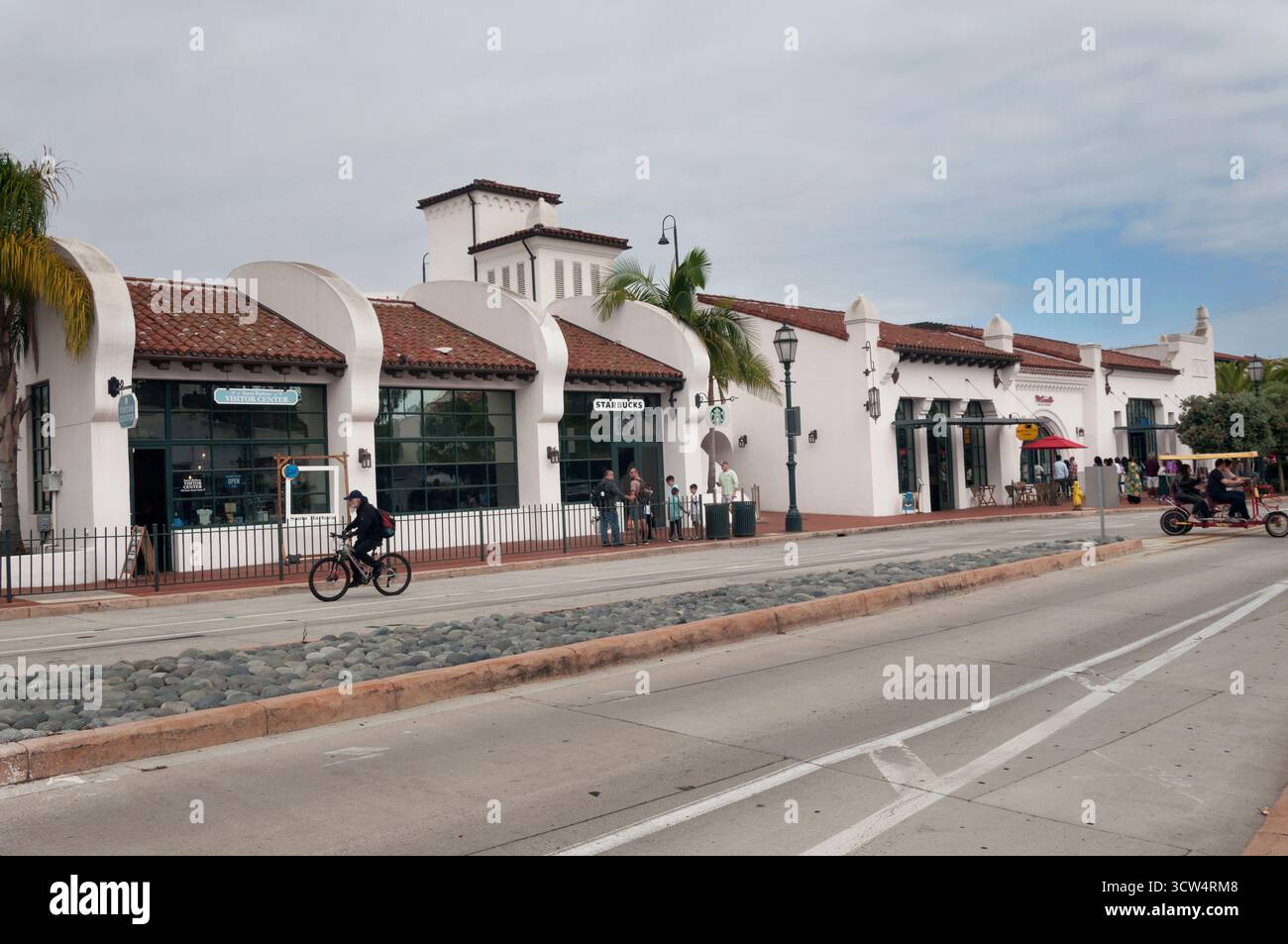 Santa Barbara, California, Stati Uniti – 28 settembre 2025. Edifici su State Street. Foto Stock