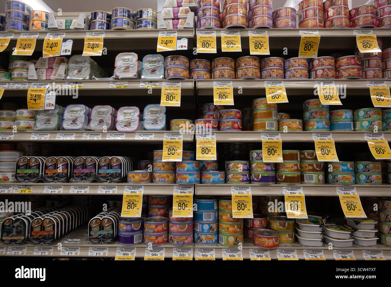 Davis, CALIFORNIA, Stati Uniti. 21 settembre 2025. Scaffali di cibo per animali in scatola esposti in una corsia di un supermercato. Foto Stock