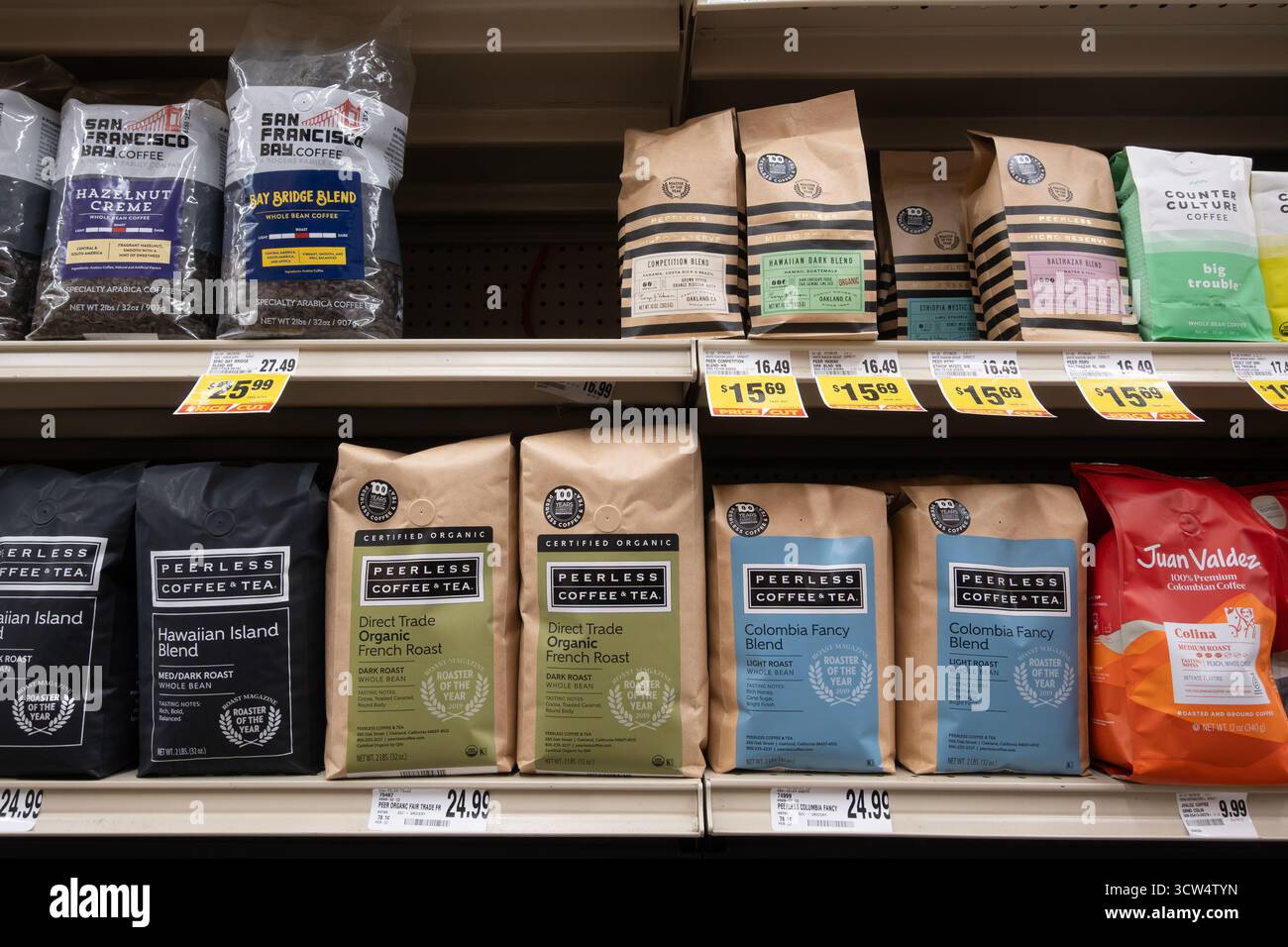 Davis, CALIFORNIA, Stati Uniti. 22 agosto 2025. Vari marchi di caffè esposti sugli scaffali dei supermercati, tra cui varietà biologiche e del commercio equo e solidale. Foto Stock