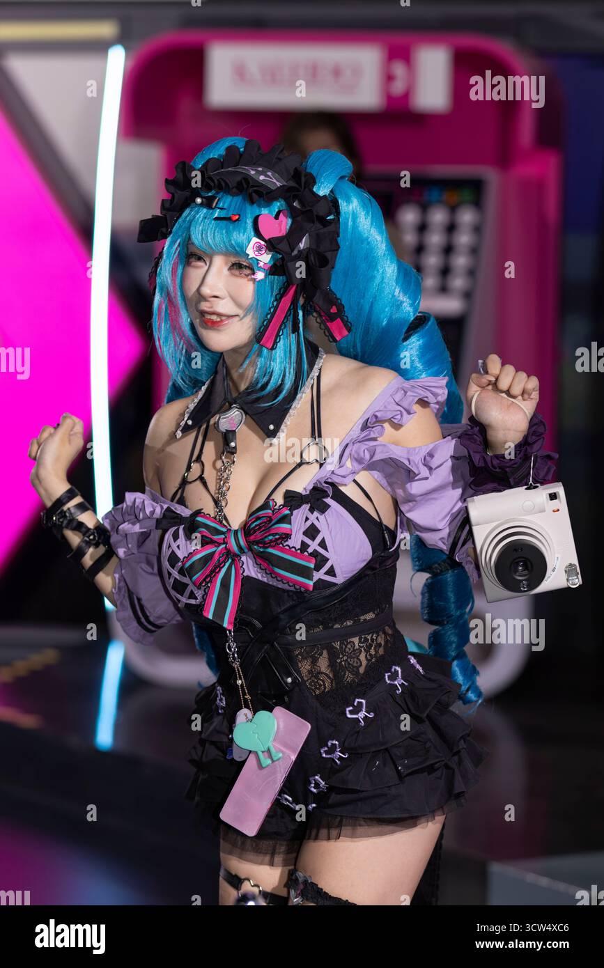 Chiba, Giappone. 26 settembre 2025. Cosplayer pubblicizza il gioco mobile che insegue Kaleido Rider, un GDR romantico in 3D in cui i giocatori fungono da "Navigatore" che guida le bellissime ragazze chiamate Kaleido Riders per indagare su misteriosi incidenti nella prossima città di Terminus. Il gioco è pubblicato da Proxima Beta (Tencent). Tokyo Game Show 2025. - 20250926 PD25959 credito: APA-PictureDesk/Alamy Live News Foto Stock