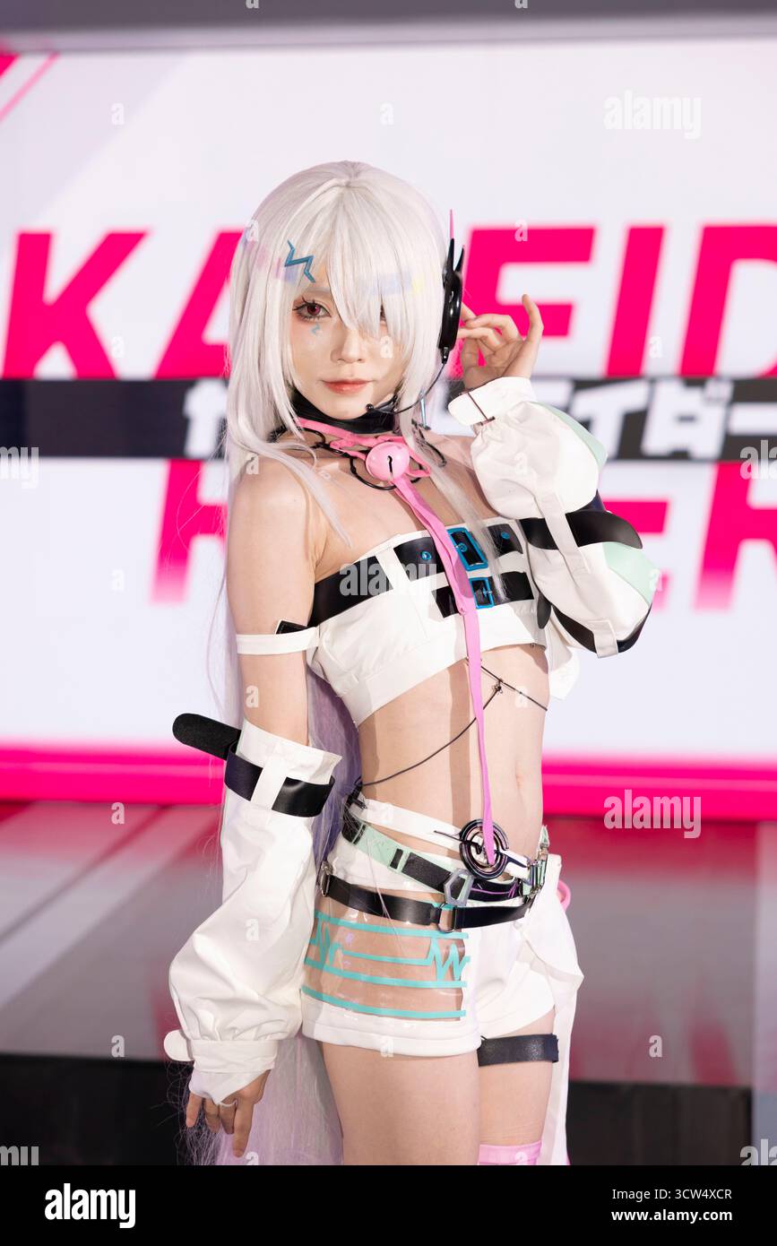 Chiba, Giappone. 26 settembre 2025. Cosplayer pubblicizza il gioco mobile che insegue Kaleido Rider, un GDR romantico in 3D in cui i giocatori fungono da "Navigatore" che guida le bellissime ragazze chiamate Kaleido Riders per indagare su misteriosi incidenti nella prossima città di Terminus. Il gioco è pubblicato da Proxima Beta (Tencent). Tokyo Game Show 2025. - 20250926 PD25964 credito: APA-PictureDesk/Alamy Live News Foto Stock