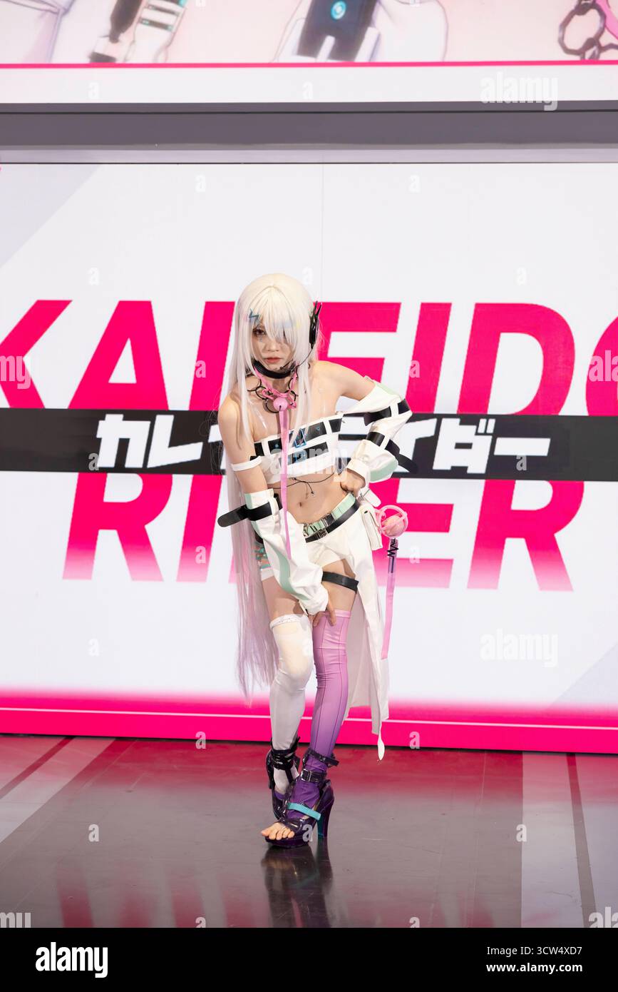 Chiba, Giappone. 26 settembre 2025. Cosplayer pubblicizza il gioco mobile che insegue Kaleido Rider, un GDR romantico in 3D in cui i giocatori fungono da "Navigatore" che guida le bellissime ragazze chiamate Kaleido Riders per indagare su misteriosi incidenti nella prossima città di Terminus. Il gioco è pubblicato da Proxima Beta (Tencent). Tokyo Game Show 2025. - 20250926 PD25963 credito: APA-PictureDesk/Alamy Live News Foto Stock