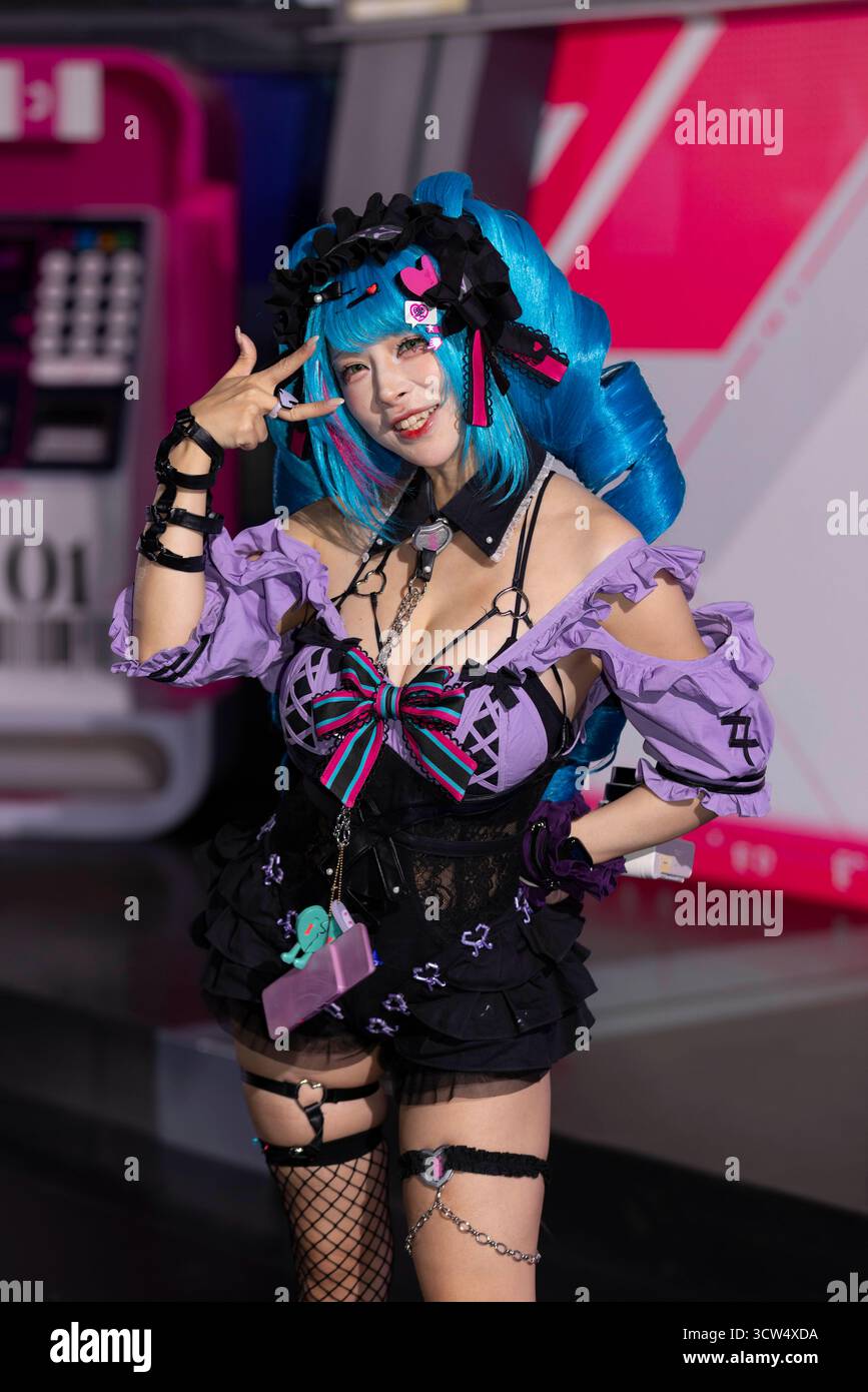 Chiba, Giappone. 26 settembre 2025. Cosplayer pubblicizza il gioco mobile che insegue Kaleido Rider, un GDR romantico in 3D in cui i giocatori fungono da "Navigatore" che guida le bellissime ragazze chiamate Kaleido Riders per indagare su misteriosi incidenti nella prossima città di Terminus. Il gioco è pubblicato da Proxima Beta (Tencent). Tokyo Game Show 2025. - 20250926 PD25960 credito: APA-PictureDesk/Alamy Live News Foto Stock