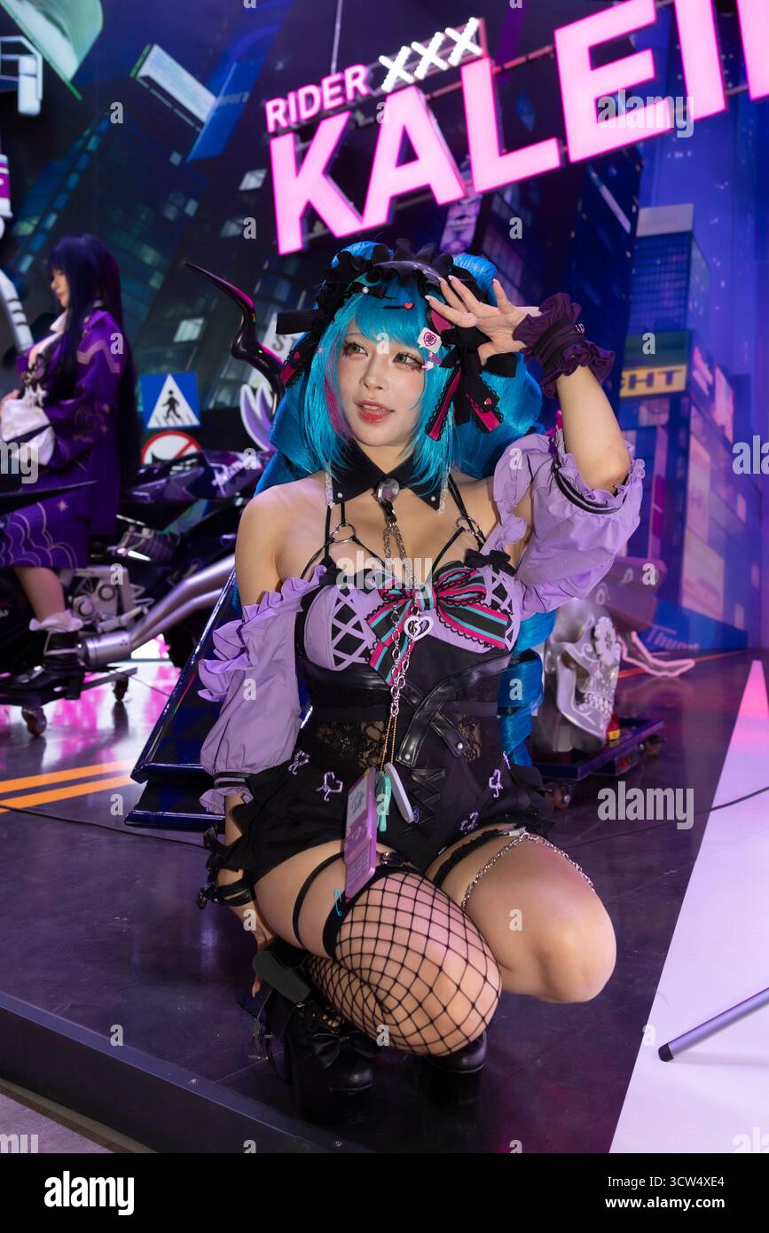 Chiba, Giappone. 26 settembre 2025. Cosplayer pubblicizza il gioco mobile che insegue Kaleido Rider, un GDR romantico in 3D in cui i giocatori fungono da "Navigatore" che guida le bellissime ragazze chiamate Kaleido Riders per indagare su misteriosi incidenti nella prossima città di Terminus. Il gioco è pubblicato da Proxima Beta (Tencent). Tokyo Game Show 2025. - 20250926 PD25968 credito: APA-PictureDesk/Alamy Live News Foto Stock