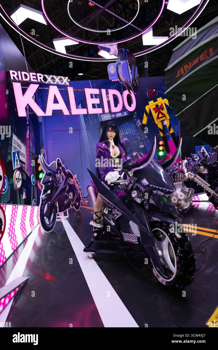 Chiba, Giappone. 26 settembre 2025. Cosplayer pubblicizza il gioco mobile che insegue Kaleido Rider, un GDR romantico in 3D in cui i giocatori fungono da "Navigatore" che guida le bellissime ragazze chiamate Kaleido Riders per indagare su misteriosi incidenti nella prossima città di Terminus. Il gioco è pubblicato da Proxima Beta (Tencent). Tokyo Game Show 2025. - 20250926 PD25969 credito: APA-PictureDesk/Alamy Live News Foto Stock