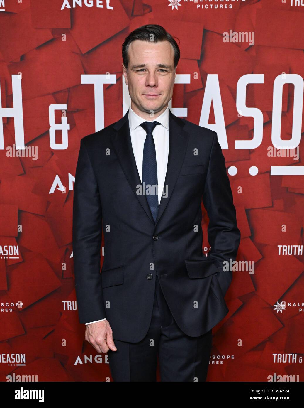 Los Angeles, Stati Uniti. 09 ottobre 2025. Rupert Evans arriva alla proiezione speciale "Truth & Treason" all'AMC The Grove il 9 ottobre 2025 a Los Angeles, CA. © LISA OConnor/AFF-USA.com Credit: AFF/Alamy Live News Foto Stock