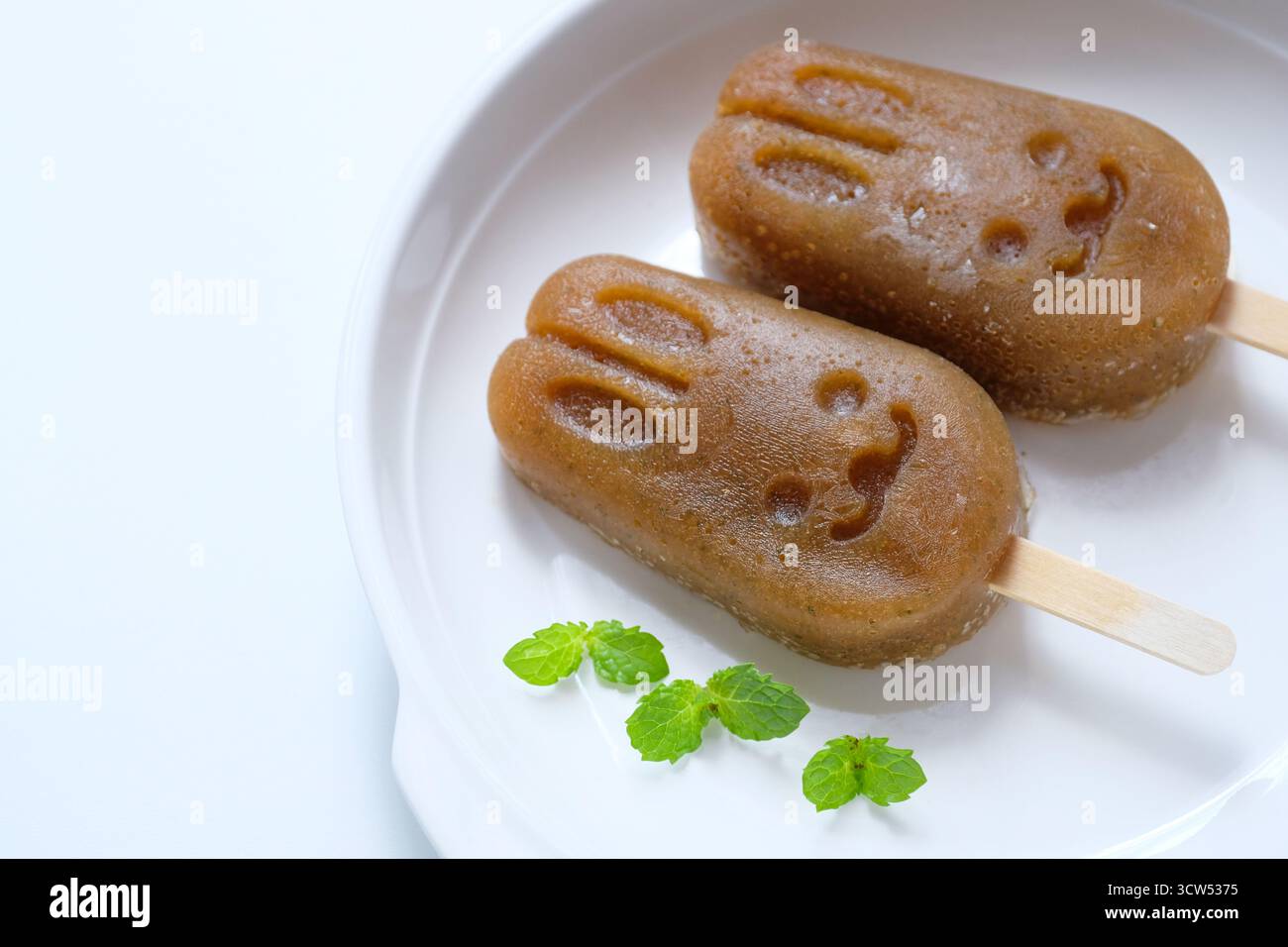 Papaveri fatti in casa alla menta al limone isolati su un piatto bianco Foto Stock